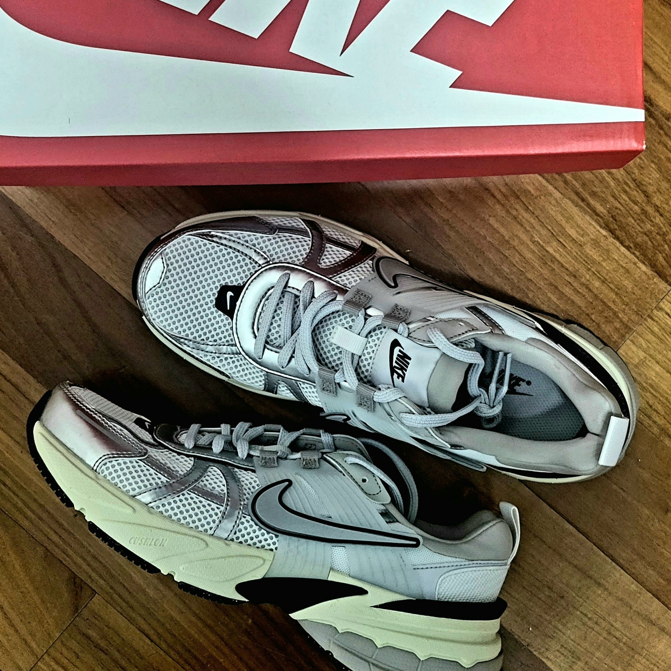 Nike V2K Run Summit White Metallic Silver 착용 스타일