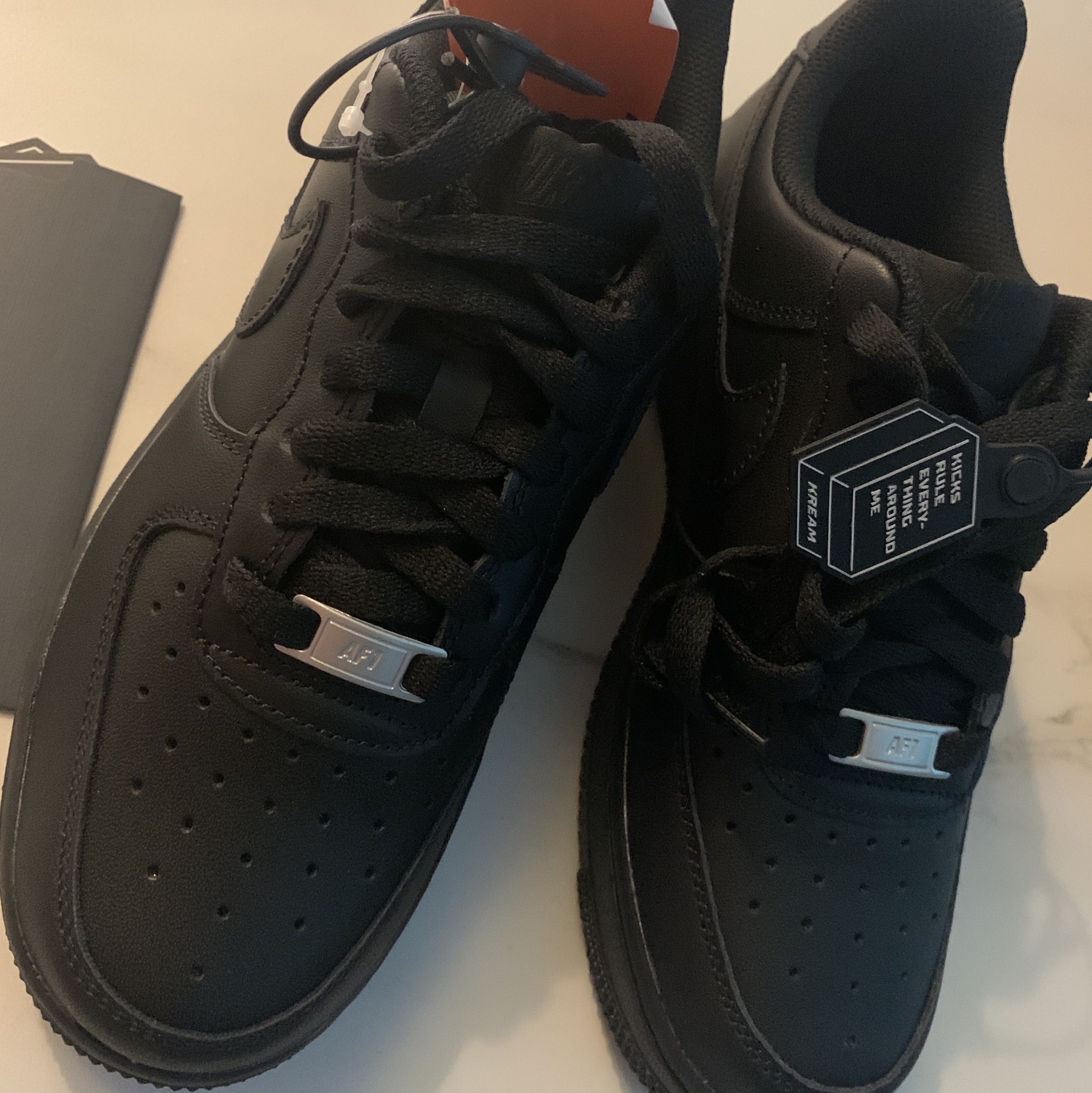 (W) Nike Air Force 1 '07 Low Triple Black 착용 스타일 - 3