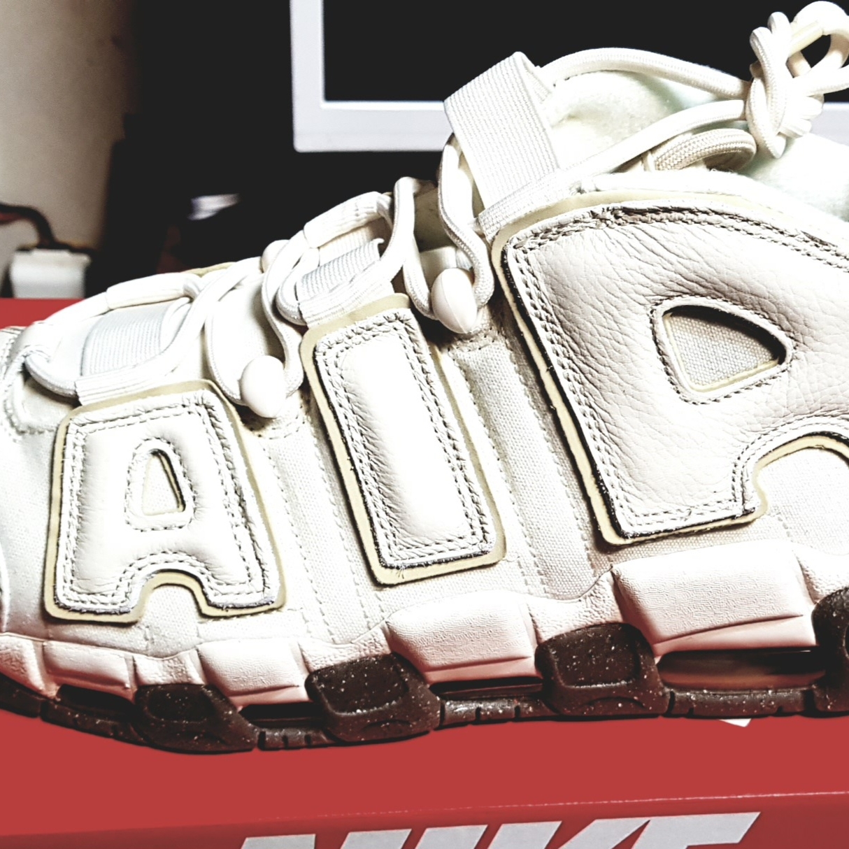 Nike Air More Uptempo Coconut Milk 착용 스타일 - 1