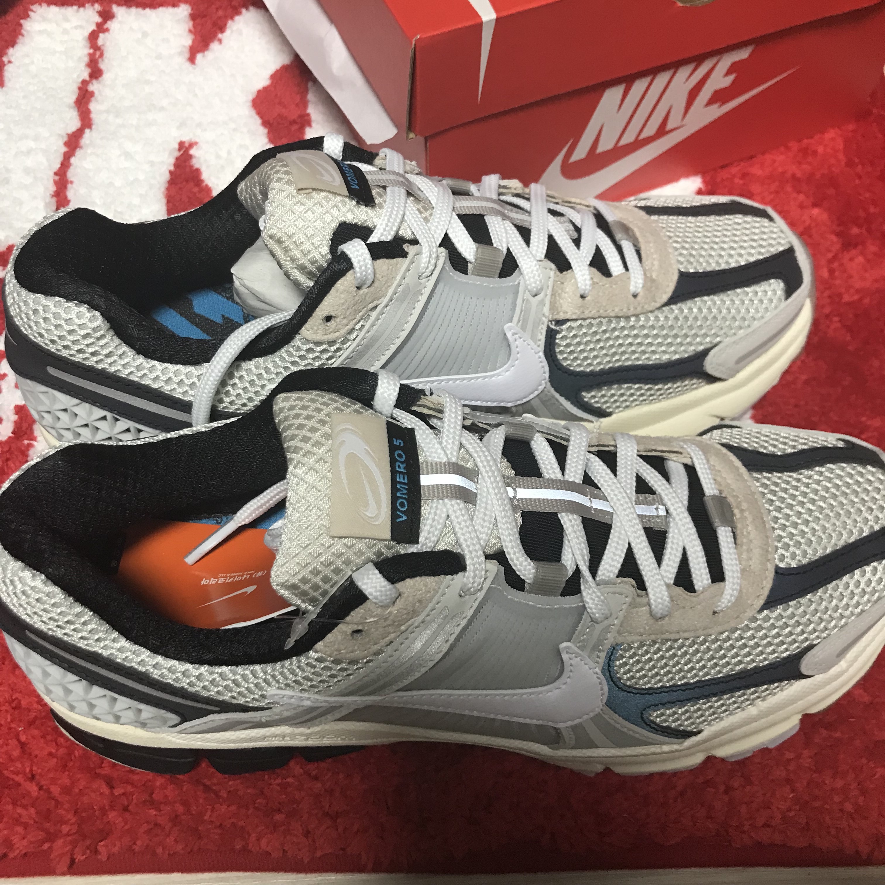 Nike Zoom Vomero 5 Light Bone and Black 착용 스타일