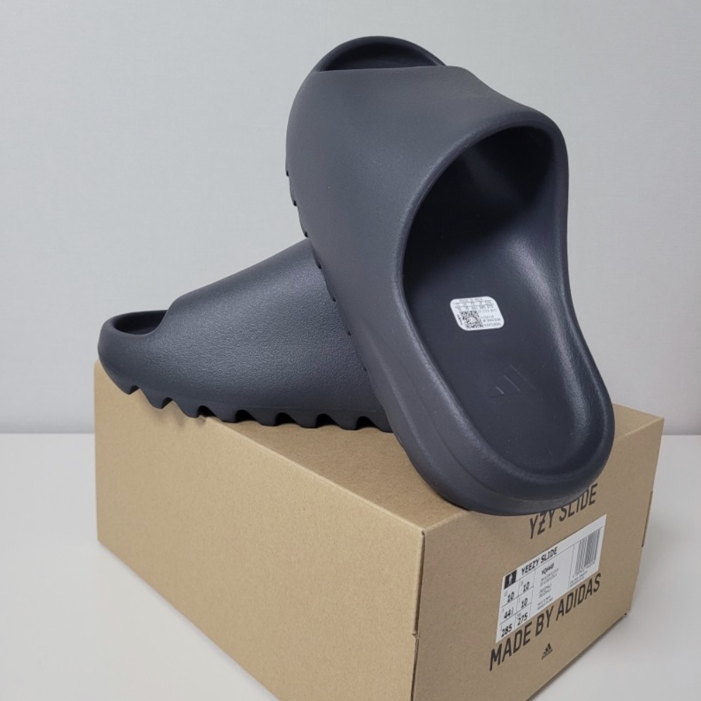 Adidas Yeezy Slide Onyx 착용 스타일
