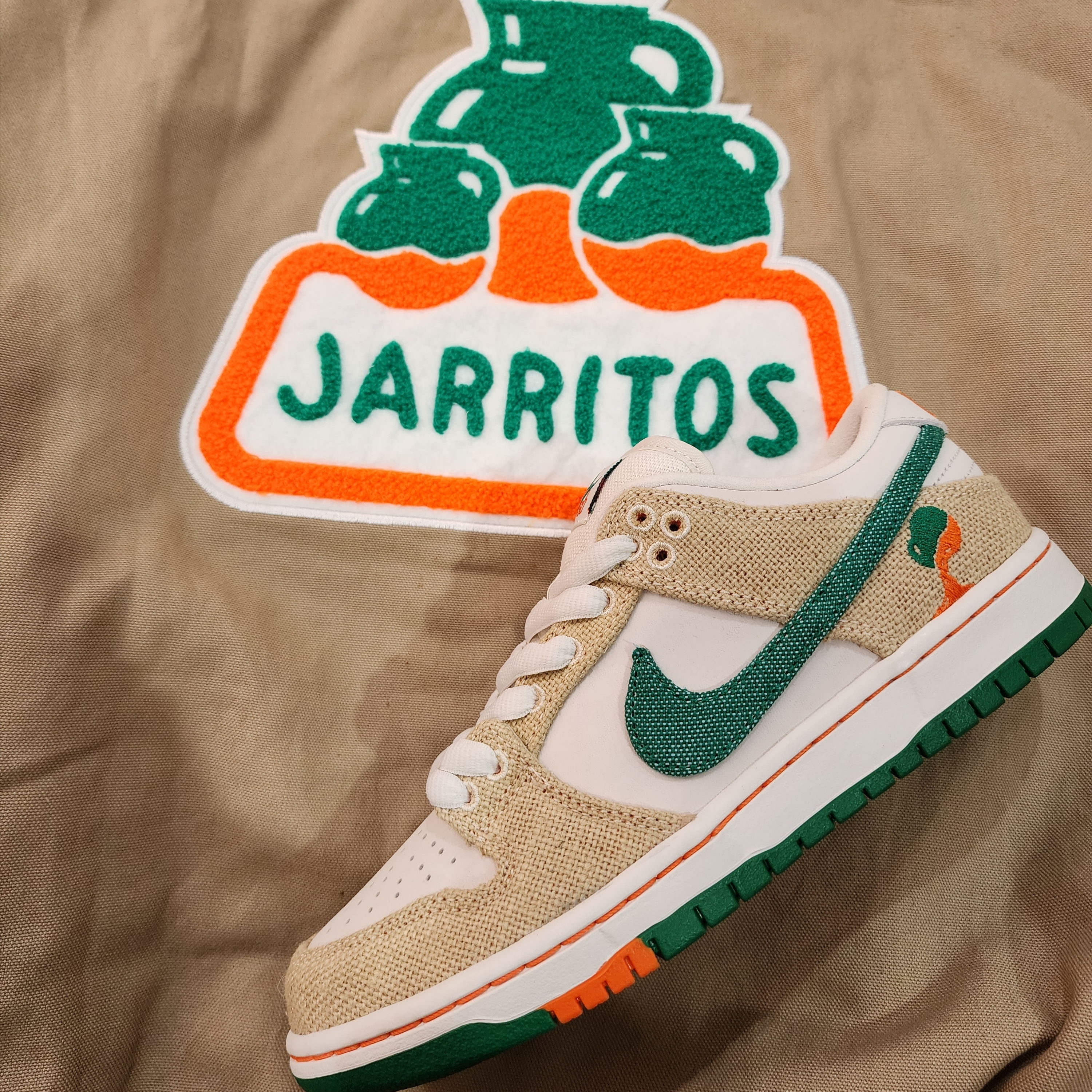 Nike x Jarritos SB Dunk Low Phantom and Malachite 착용 스타일