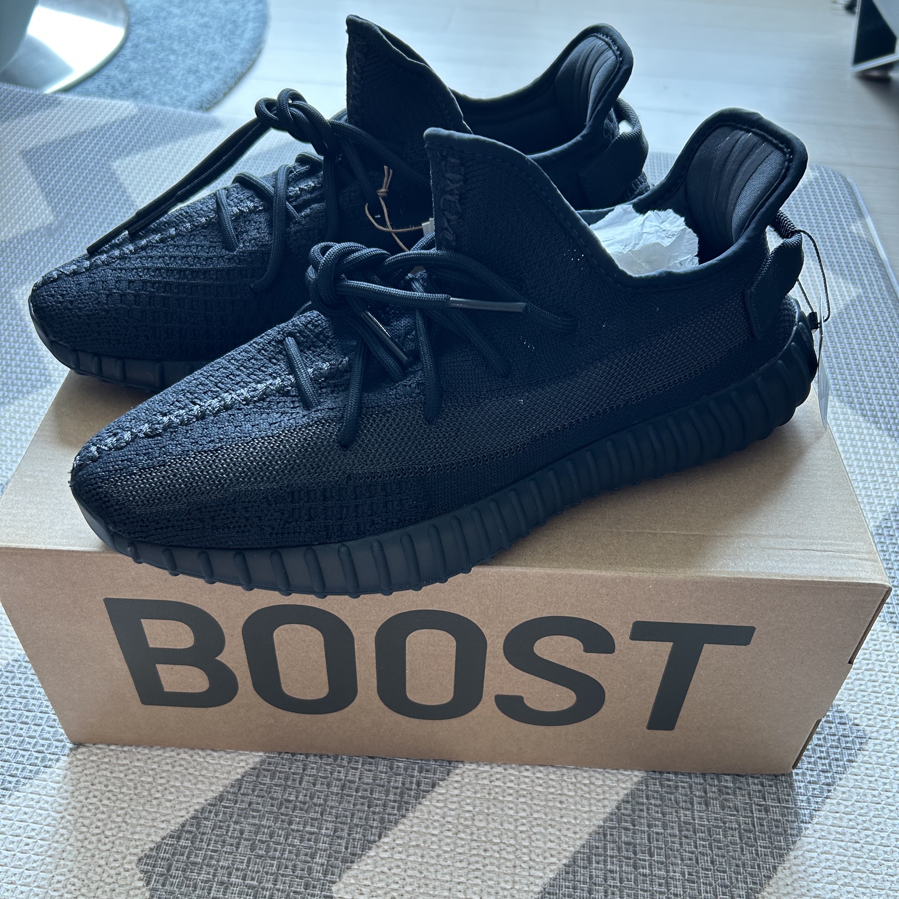Adidas Yeezy Boost 350 V2 Onyx 착용 스타일