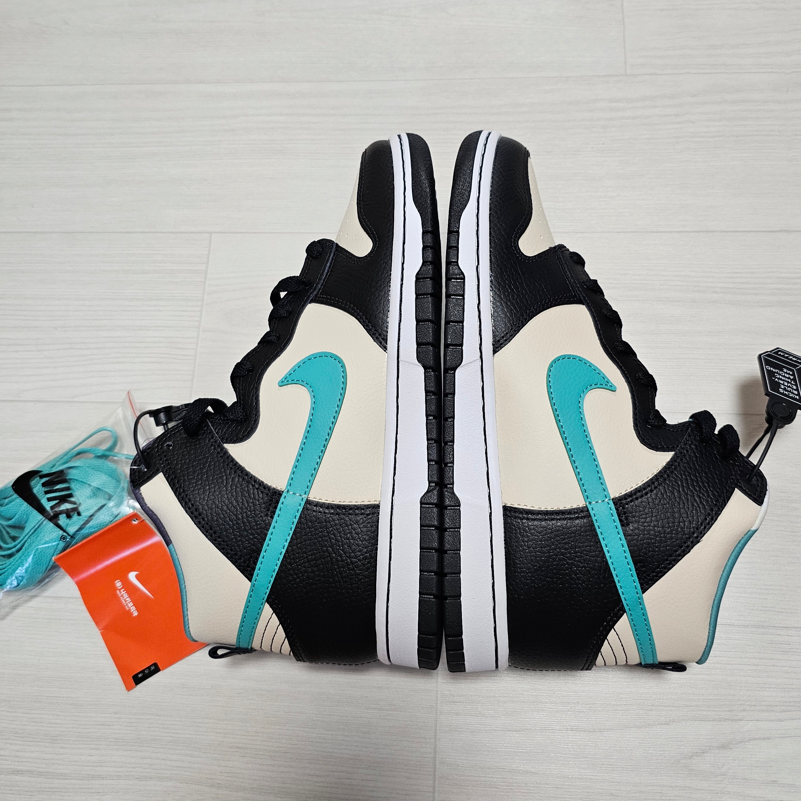 Nike Dunk High Retro EMB Pearl White Washed Teal and Black 착용 스타일 - 3