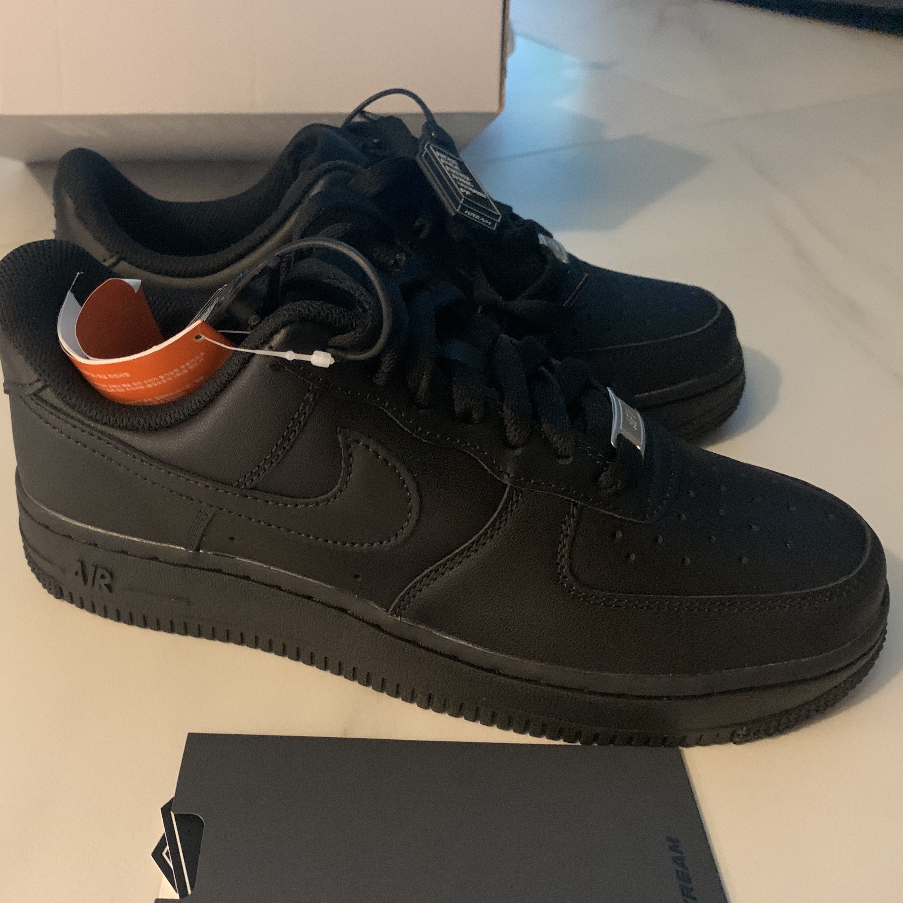 (W) Nike Air Force 1 '07 Low Triple Black 착용 스타일 - 1