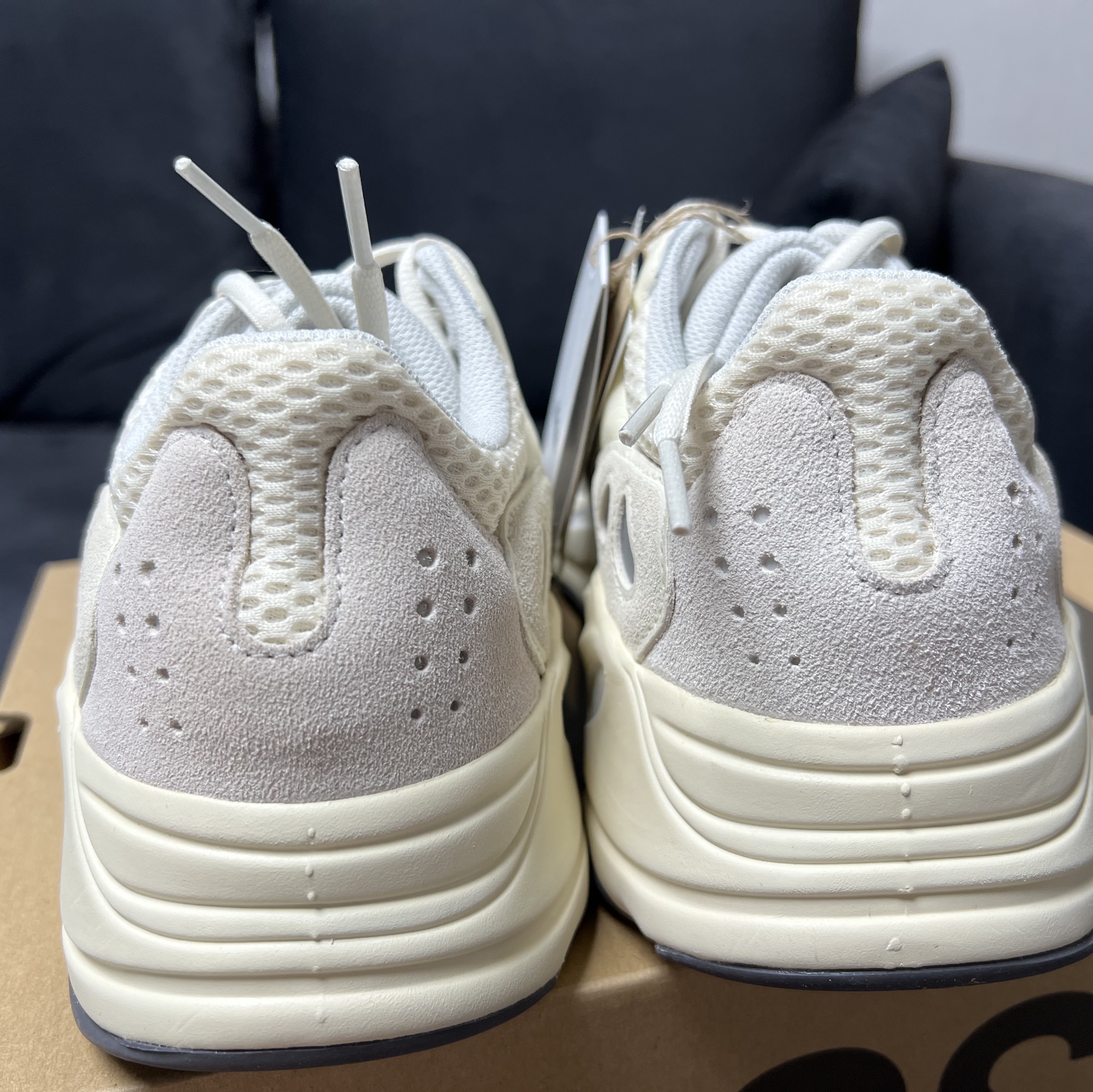 Adidas Yeezy Boost 700 Analog 2022/2023 착용 스타일 - 3