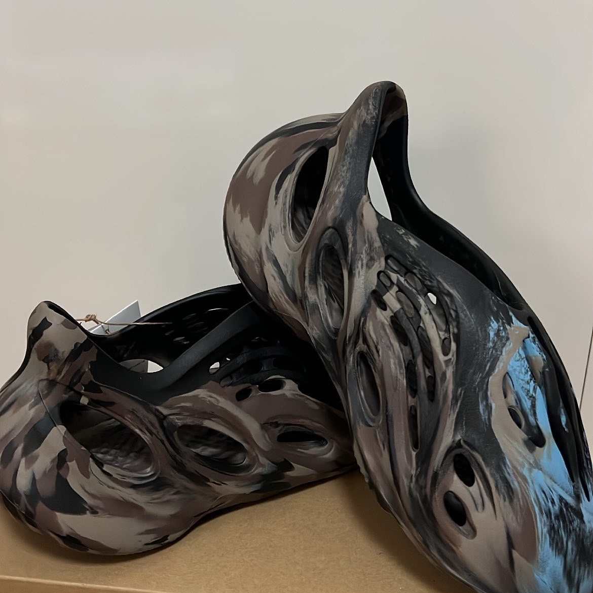 Adidas Yeezy Foam RNNR MX Cinder 착용 스타일