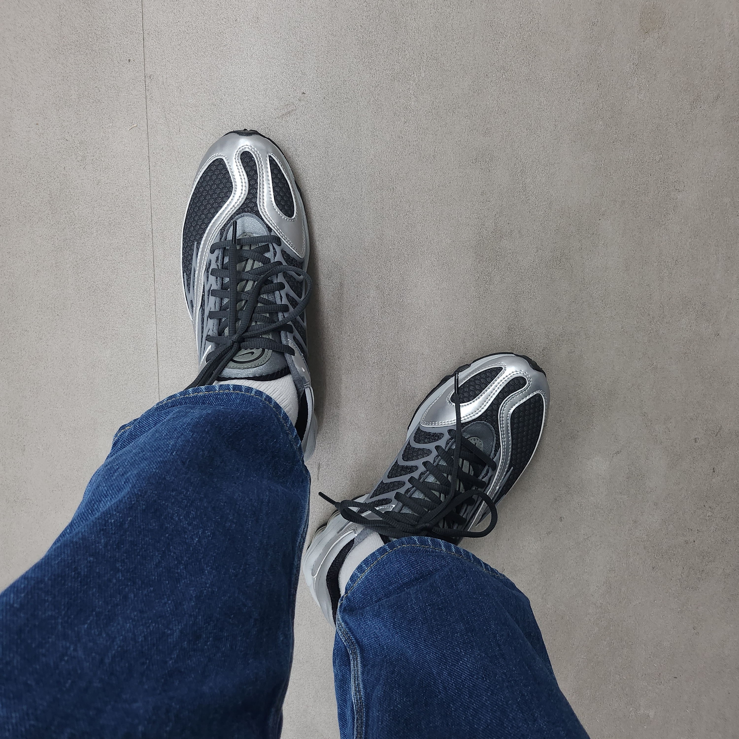 Nike Air Tuned Max Black Smoke Grey 착용 스타일 - 3