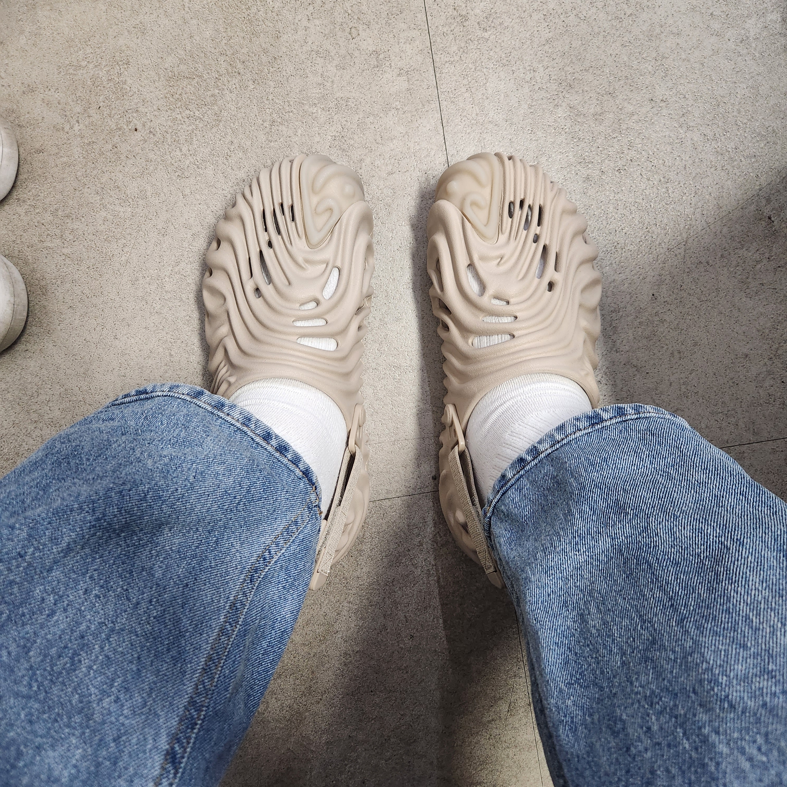 Crocs x Salehe Bembury Pollex Clog Horchata 착용 스타일