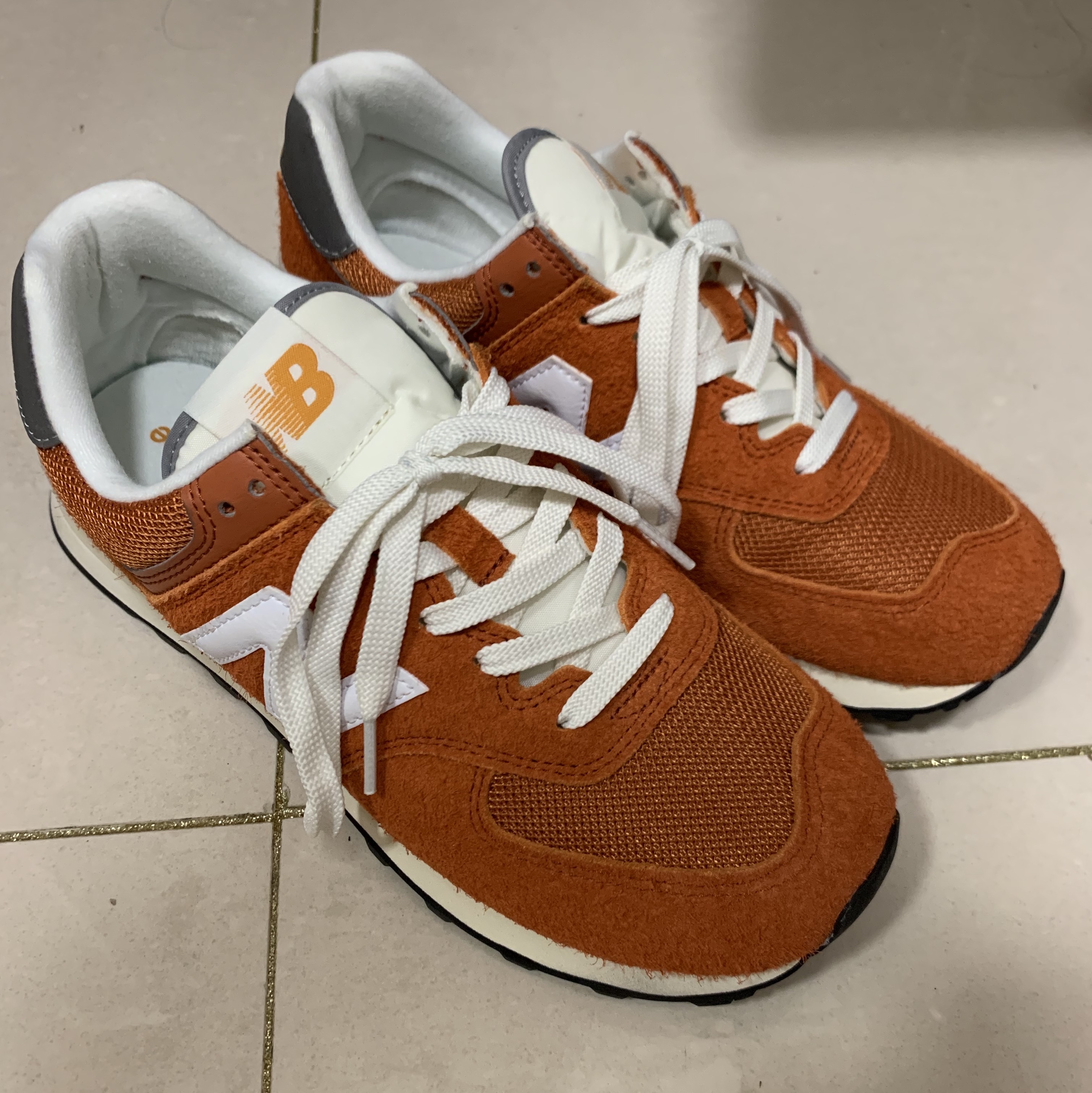 New Balance 574 Heritage Orange Burst White 착용 스타일