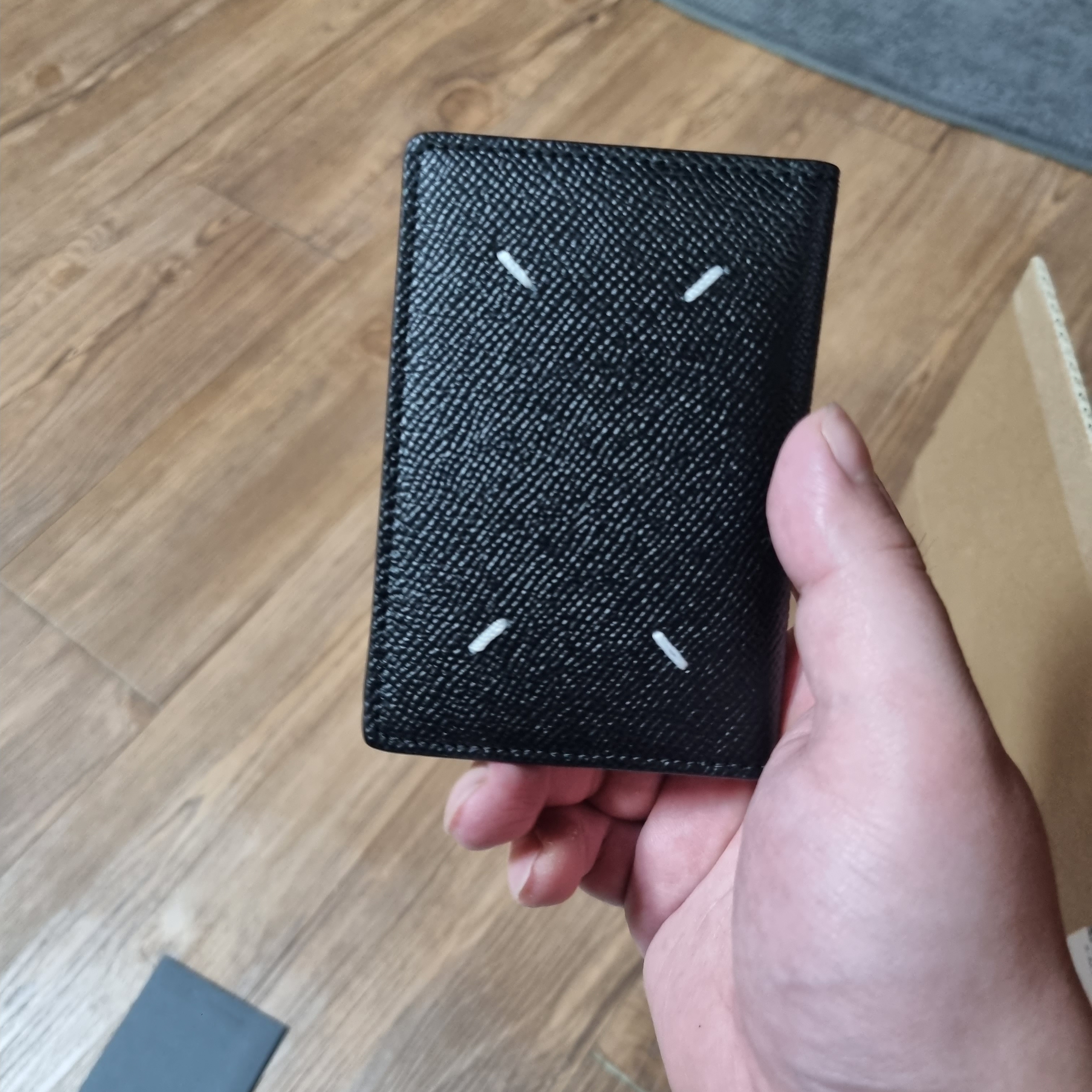 Maison Margiela Leather Bi-Fold Card Holder Black 착용 스타일 - 4