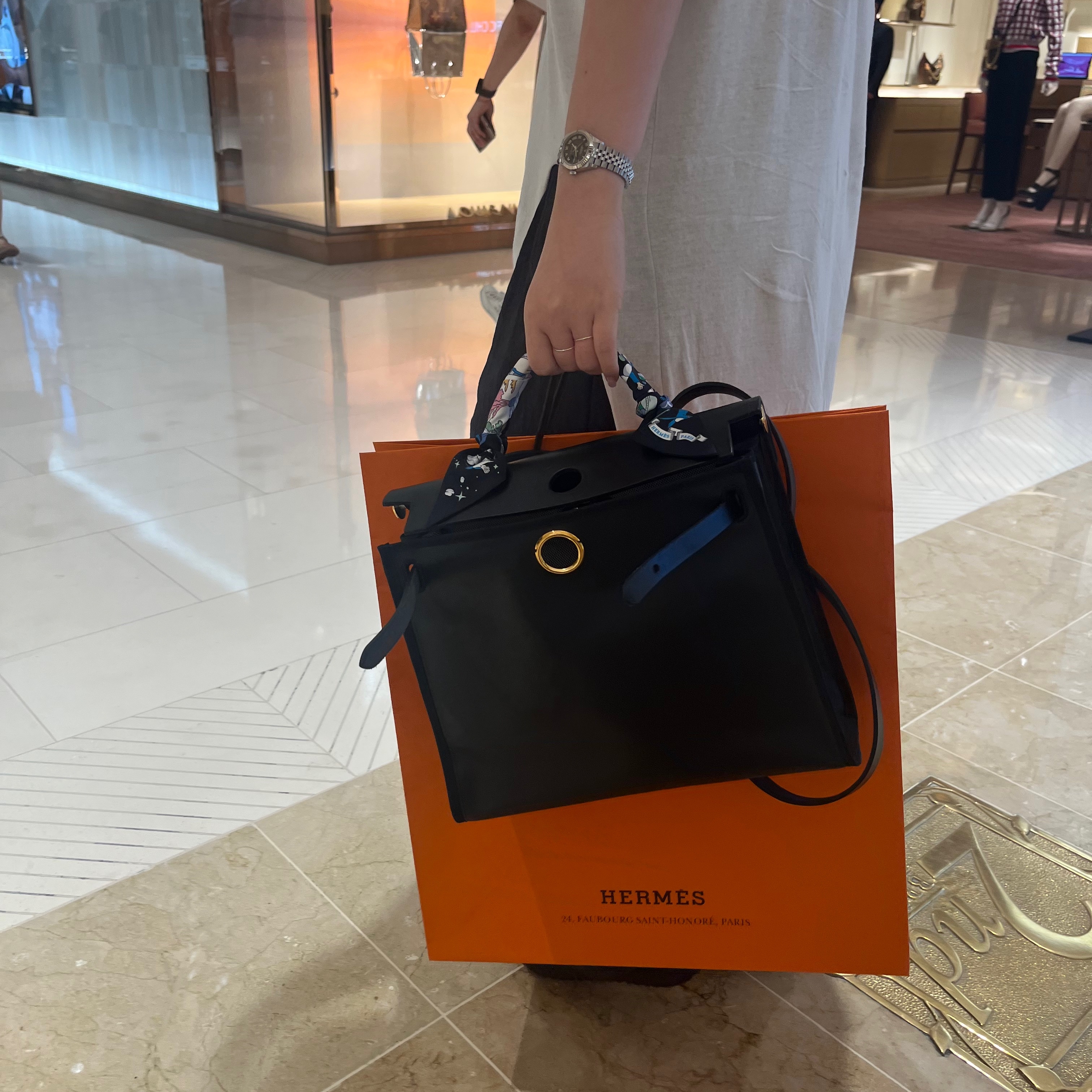 Hermes Herbag Zip 31 Bag Sellier H Berlin Canvas Hunter Cowhide & Gold Noir Ecru, Rolex Lady-Datejust 28mm 279174 Dark Grey Jubilee 착용 스타일