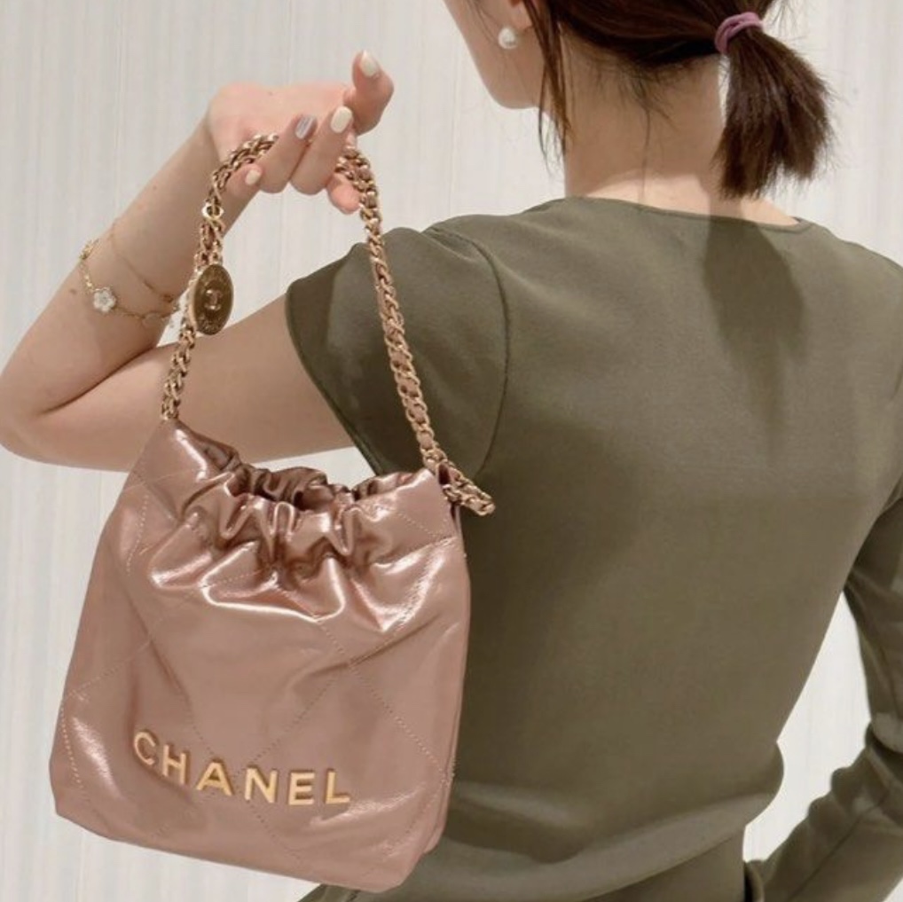 Chanel 22 Mini Handbag Metallic Calfskin & Pink Gold Copper 착용 스타일