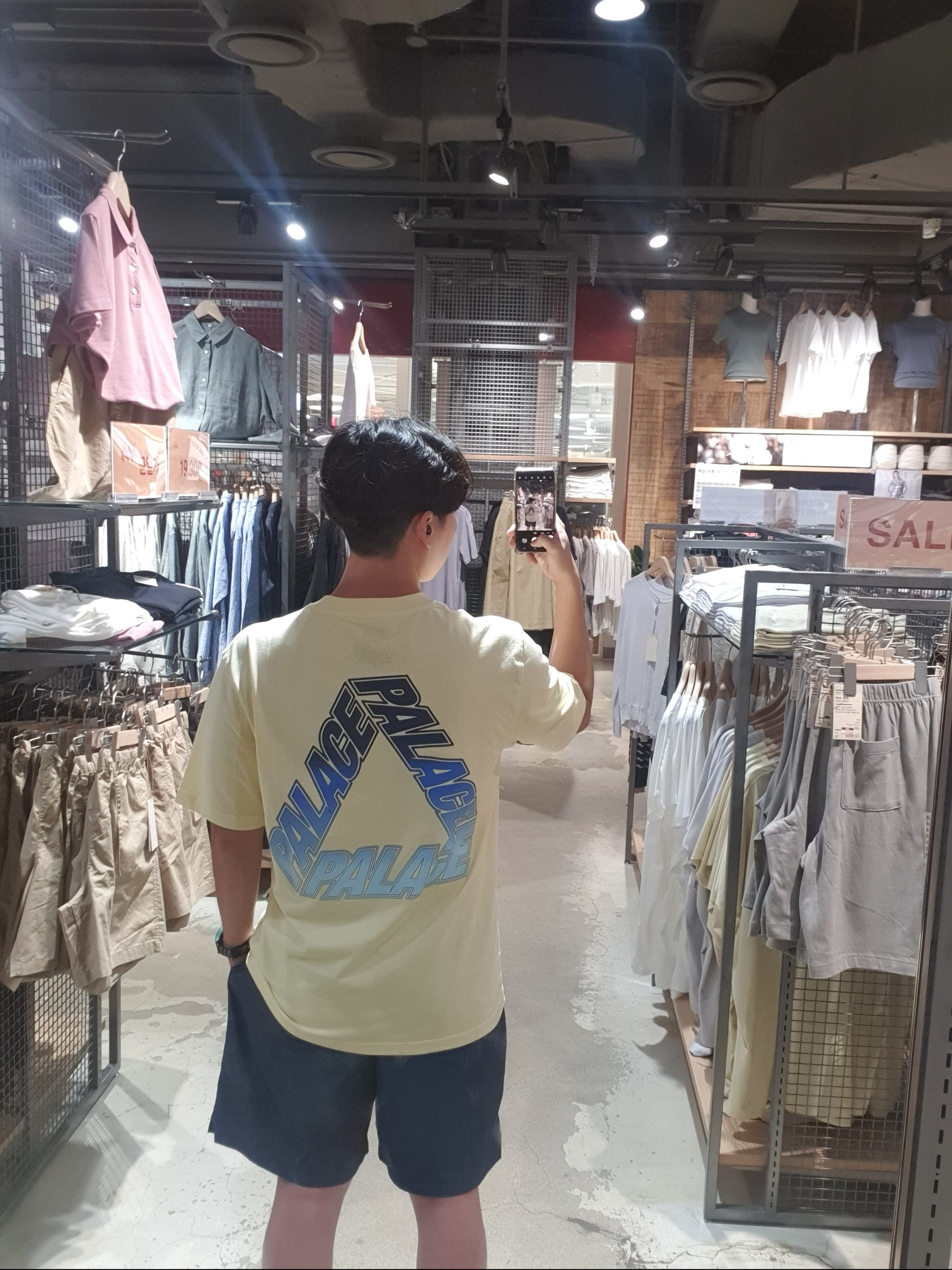 Palace Spectrum P3 T-Shirt Mellow Yellow - 23SS, IAB Studio Woven Shorts Navy - The Hyundai Seoul Exclusive 착용 스타일