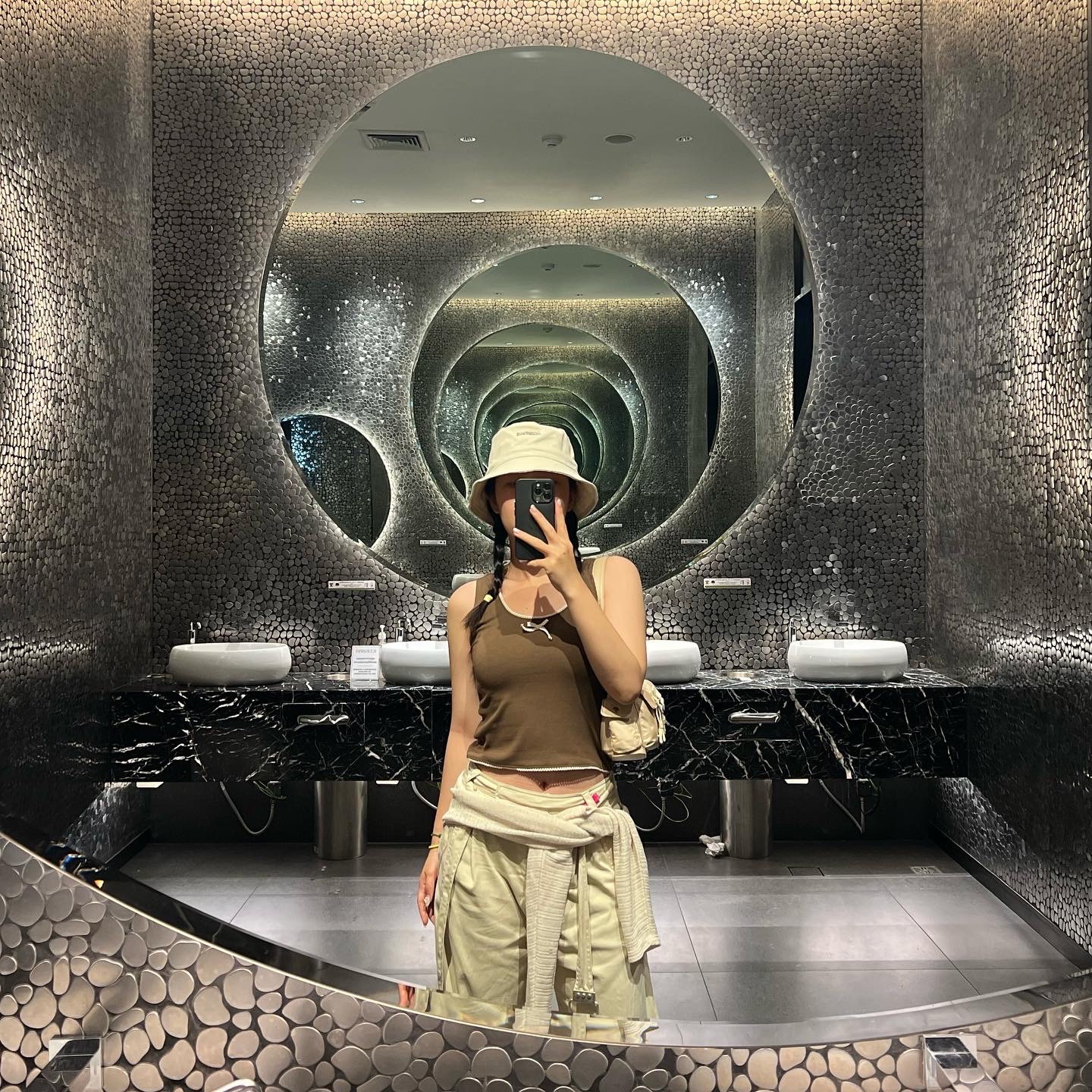 Jacquemus Le Bob Gadjo Bow Bucket Hat Off White 착용 스타일 - 2