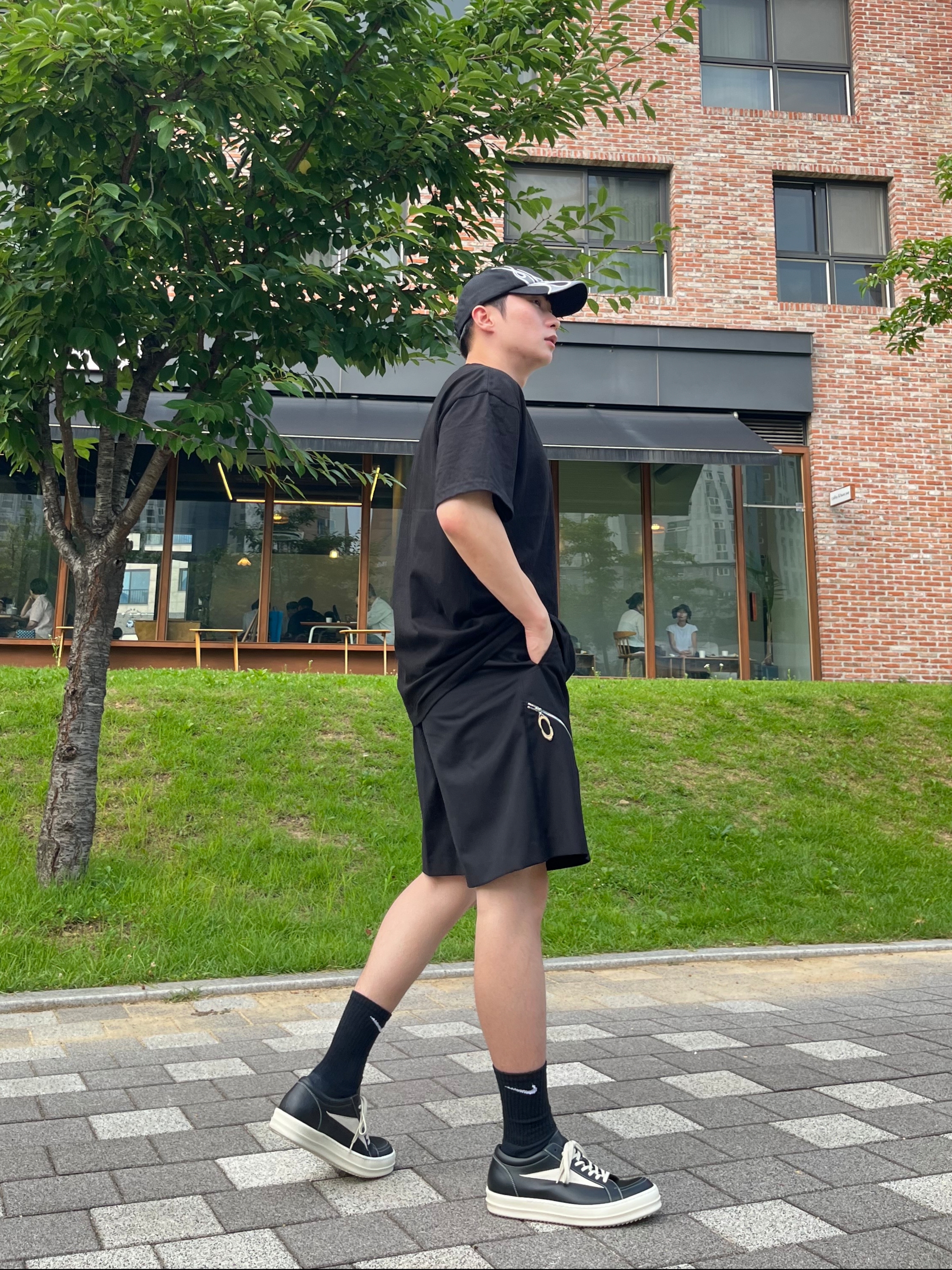 Rick Owens Luxor Vintage Sneakers Black Milk, Yeezy Gap Engineered By Balenciaga Flame Cap Black 착용 스타일 - 1