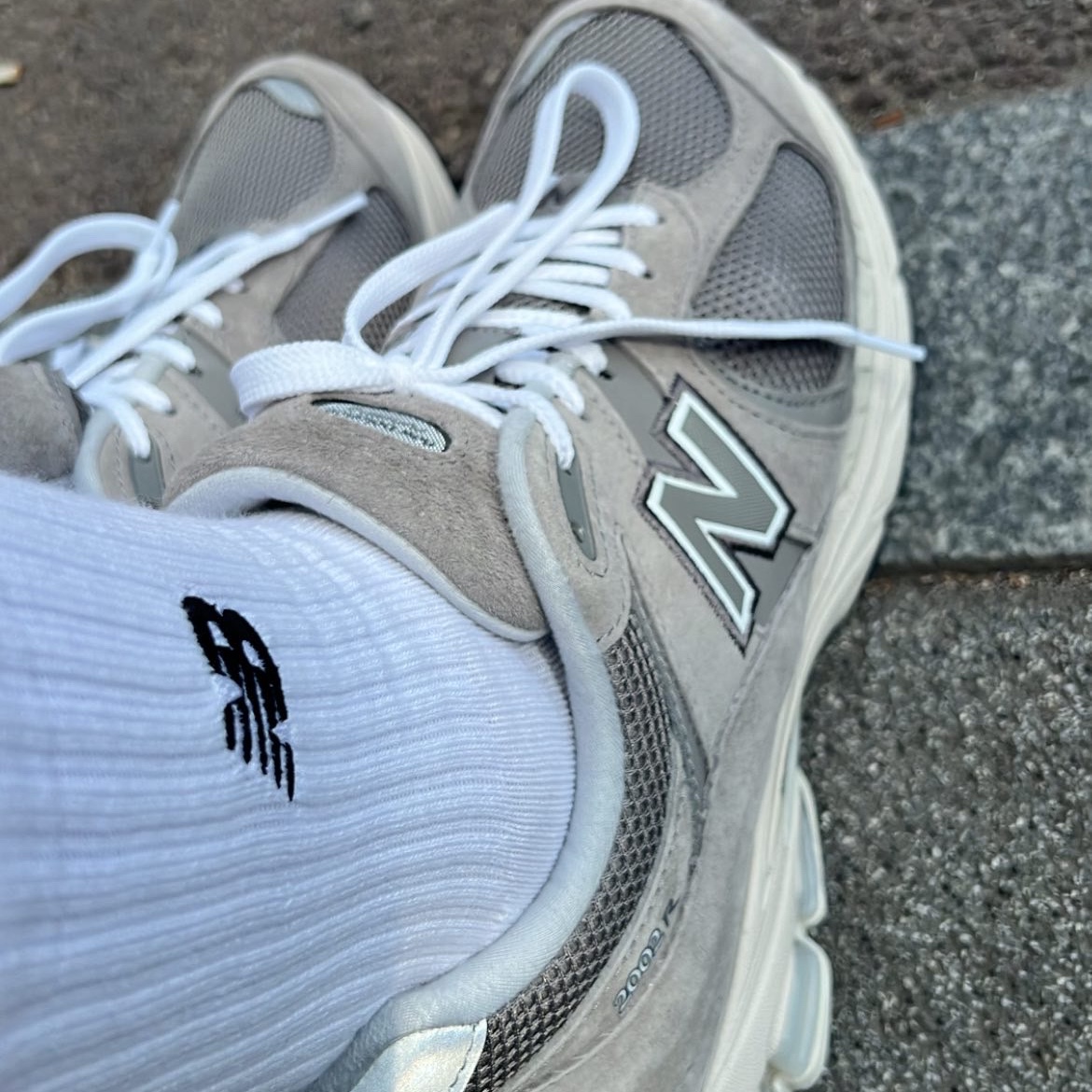 New Balance 2002R Grey 착용 스타일