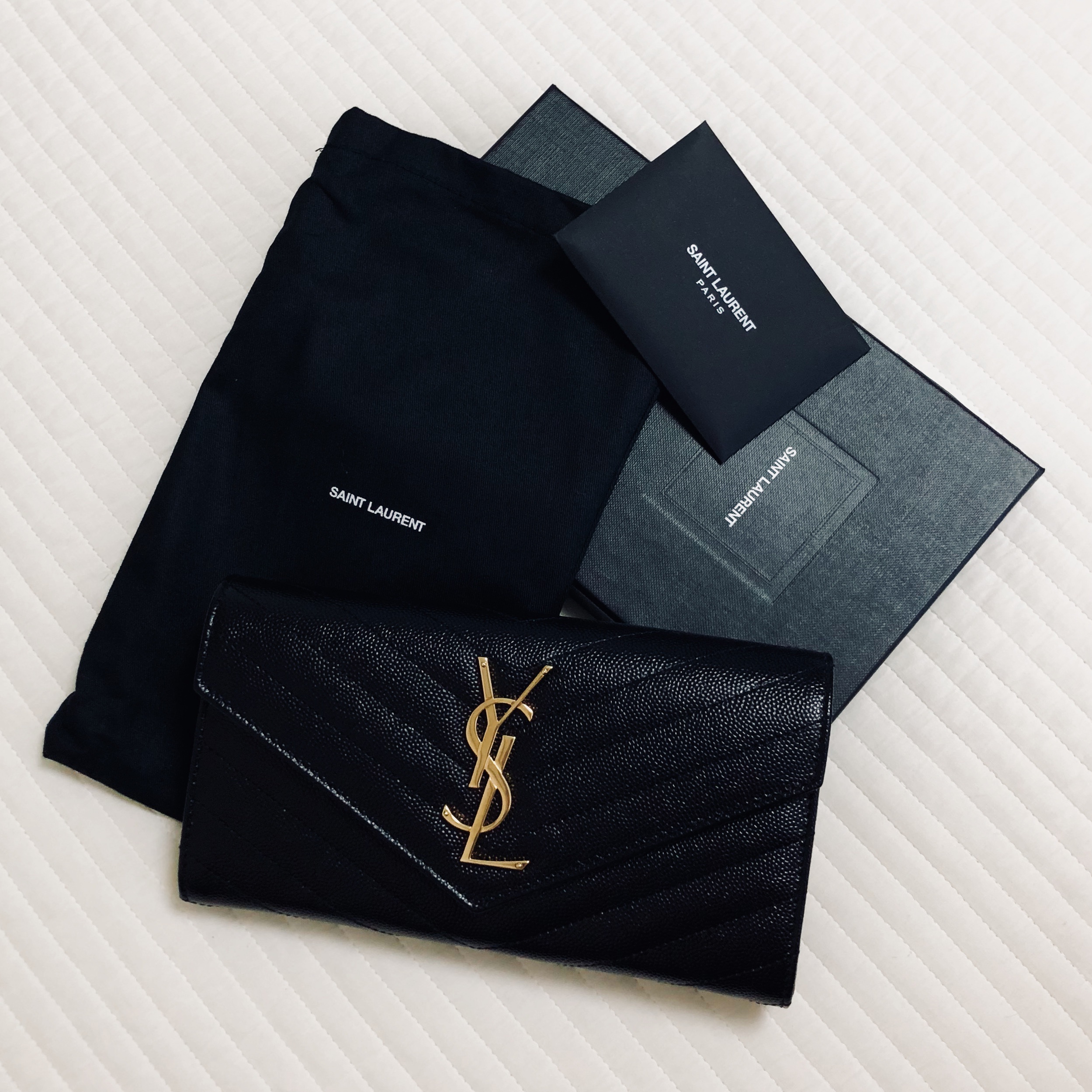 Saint Laurent Cassandre Matelasse Large Flap Wallet in Grain De Poudre Embossed Leather Black 착용 스타일
