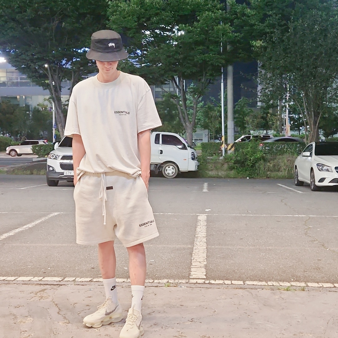 Essentials The Core Collection Sweatshorts Light Oatmeal 착용 스타일