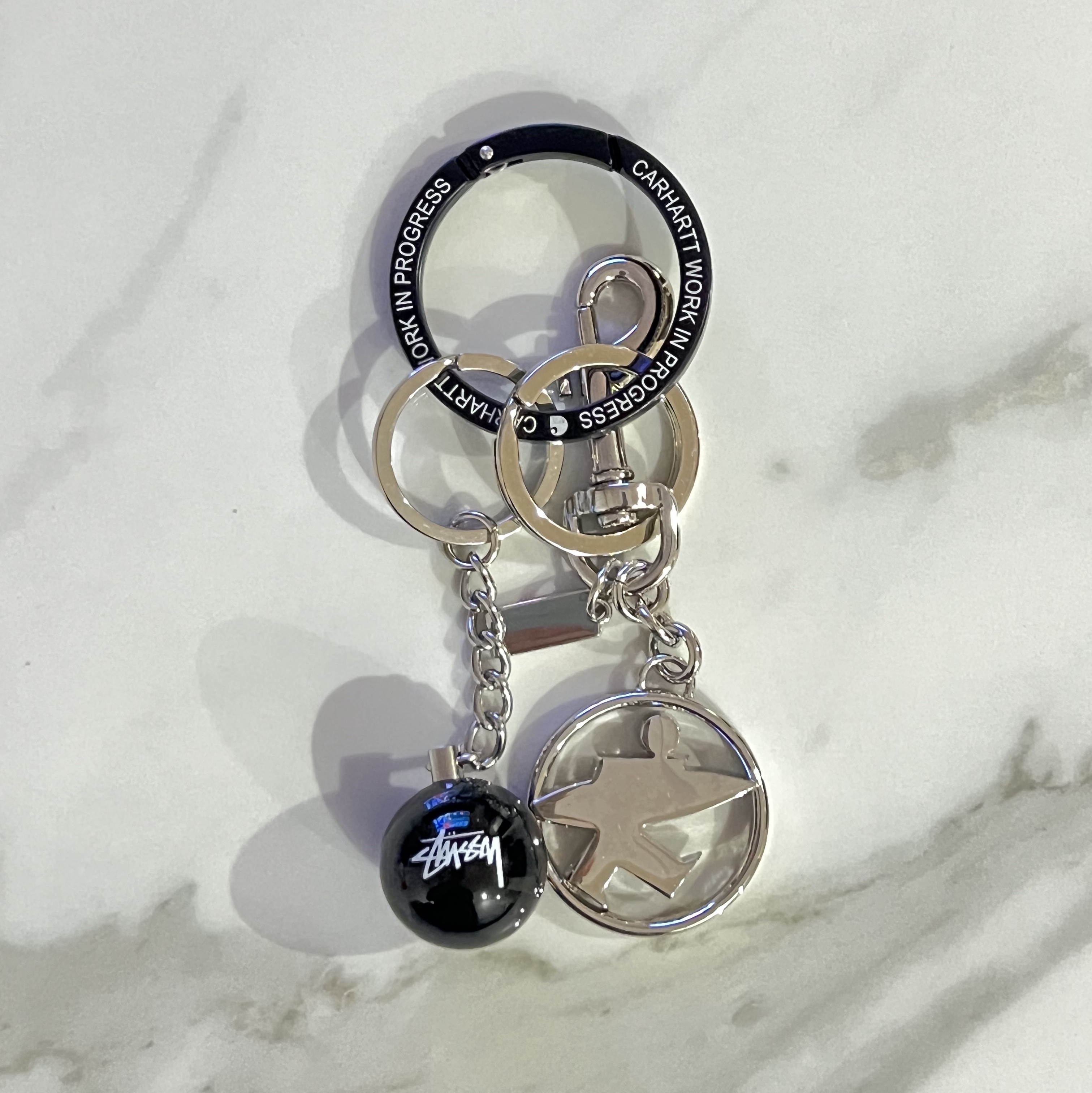 Stussy 8 Ball Keychain Black, Stussy Surfman Keychain Silver 착용 스타일 - 2