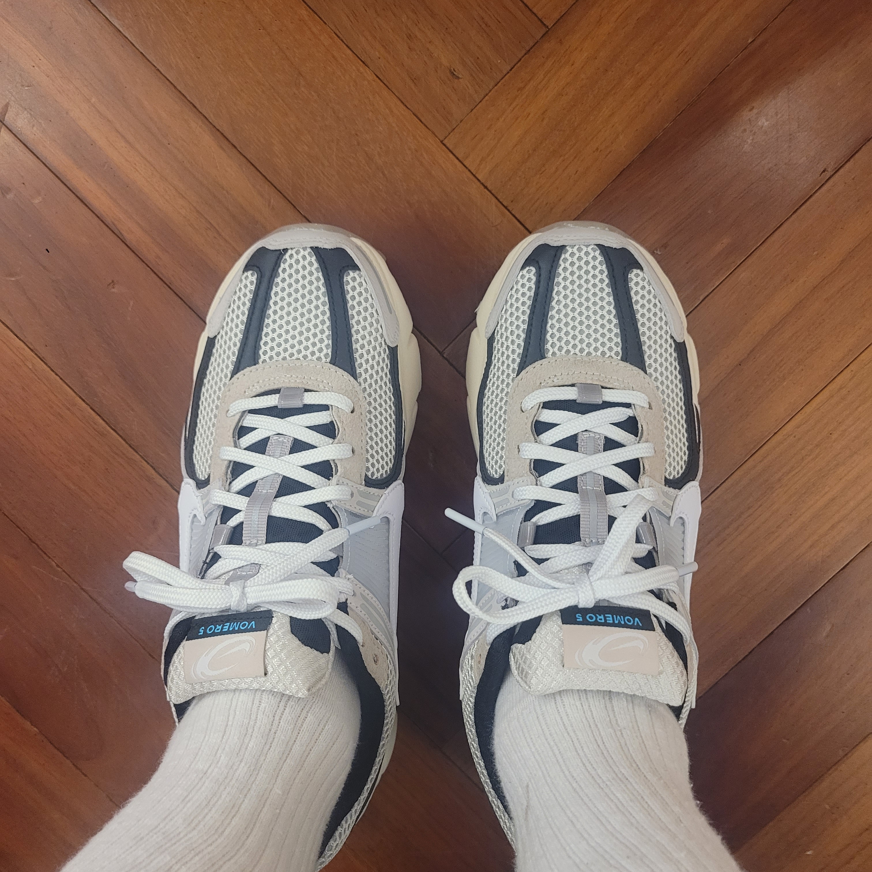 Nike Zoom Vomero 5 Light Bone and Black 착용 스타일 - 2