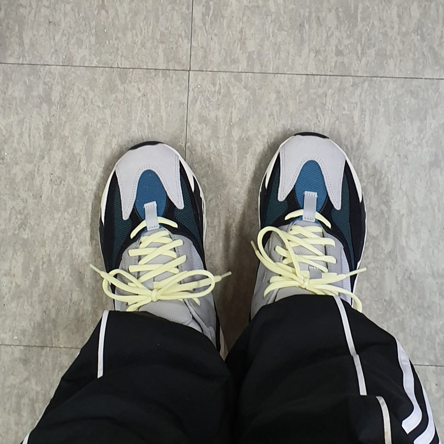 Adidas Yeezy Boost 700 Wave Runner Solid Grey 2021/2022 착용 스타일