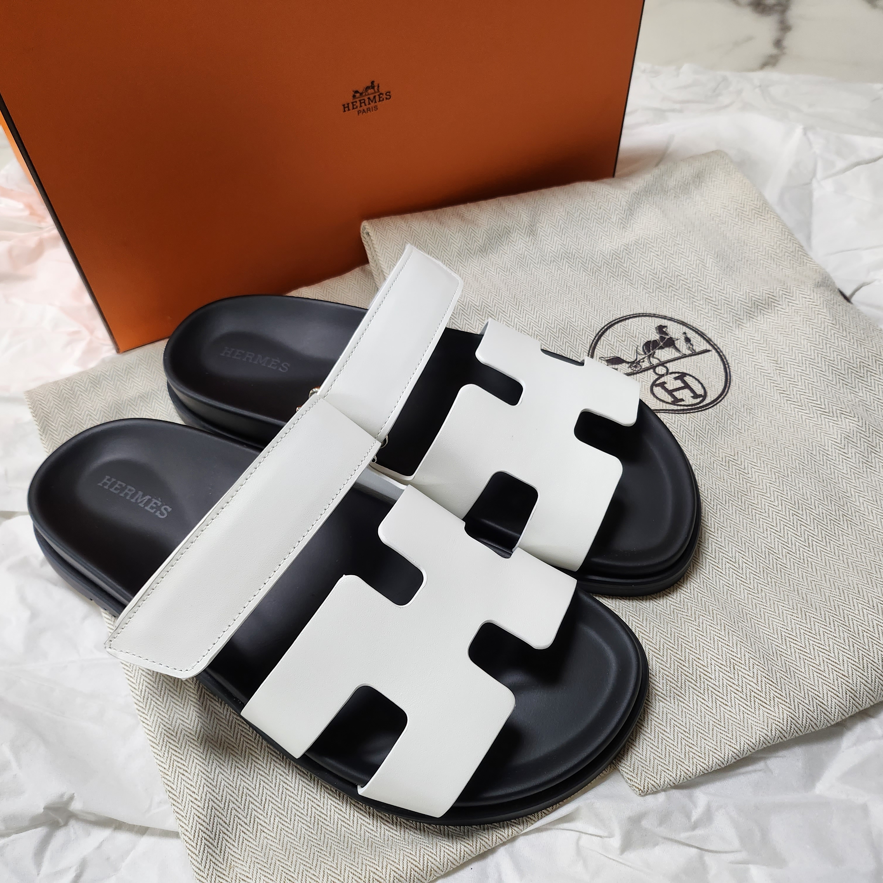 (W) Hermes Chypre Sandal Calfskin & Blanc 착용 스타일