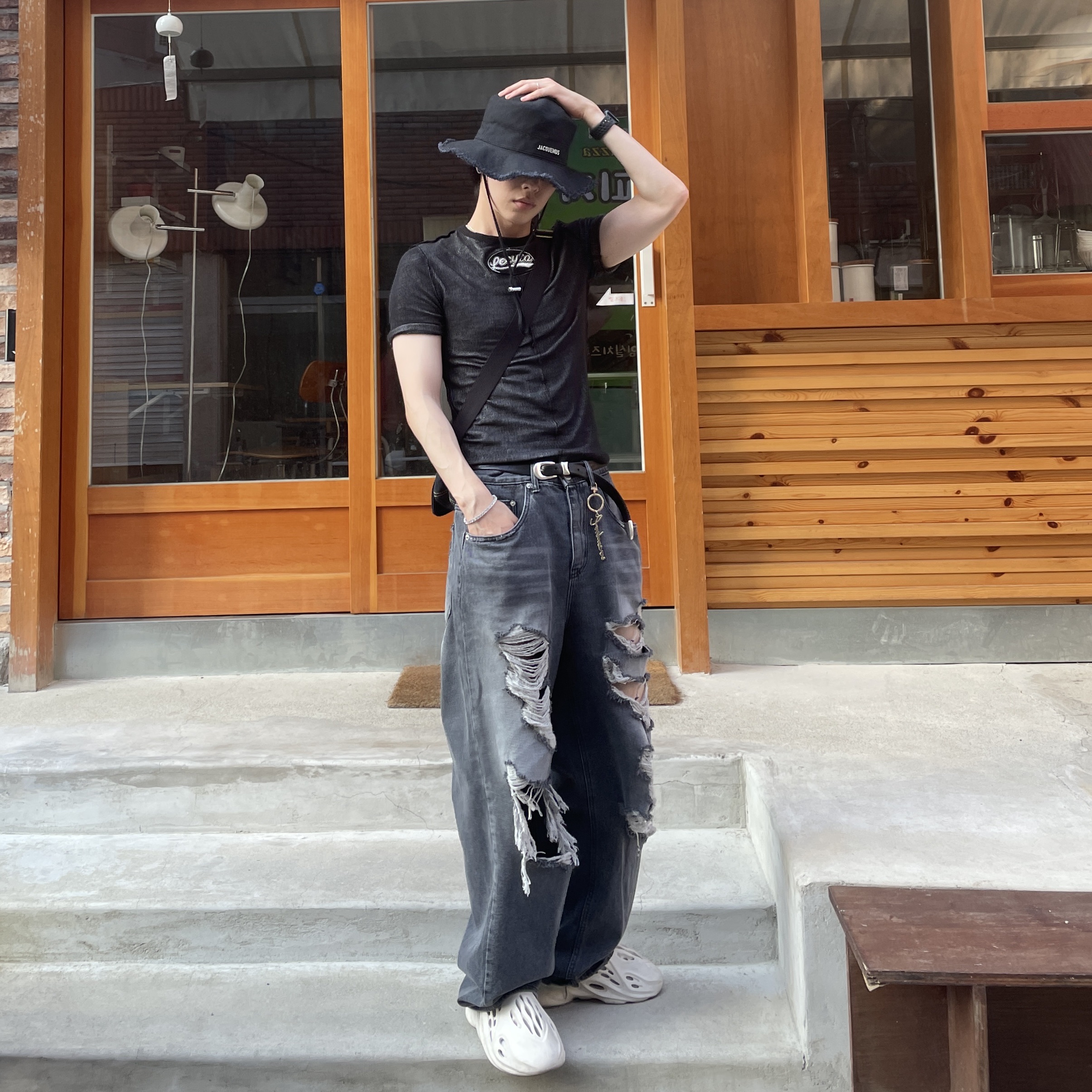 Jacquemus Le Bob Artichaut Bucket Hat Black, Adidas Yeezy Foam RNNR Ararat 착용 스타일 - 1