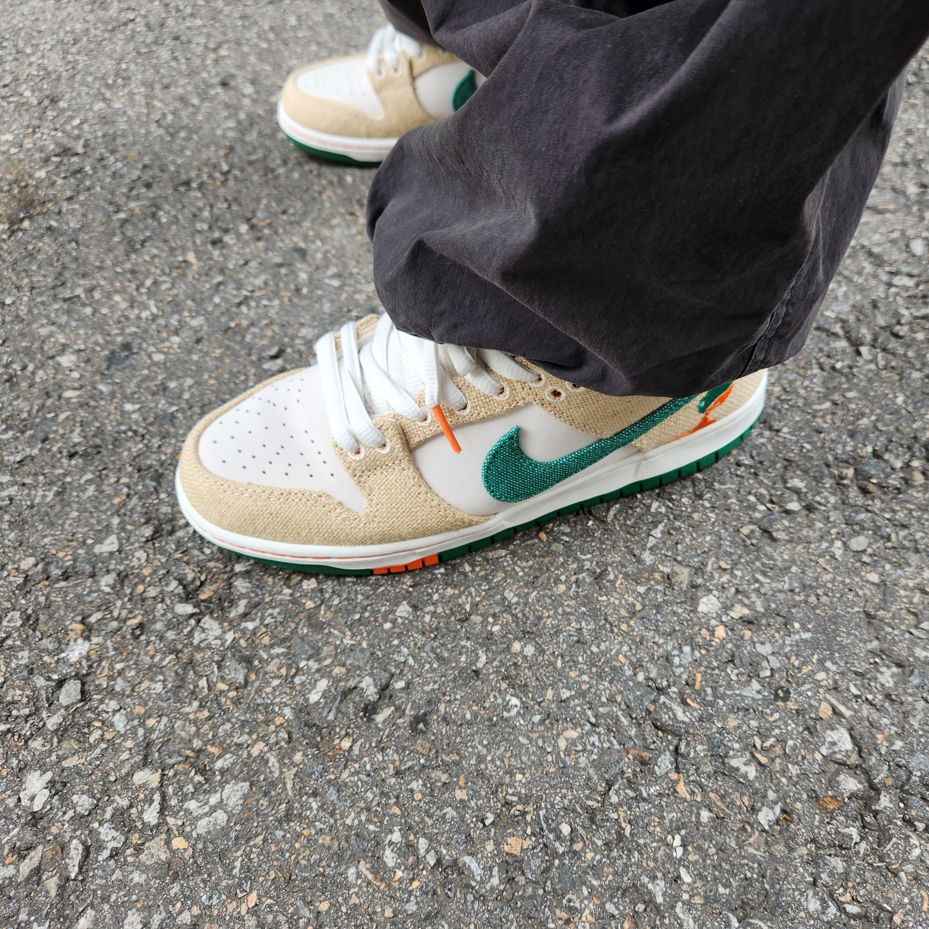 Nike x Jarritos SB Dunk Low Phantom and Malachite 착용 스타일