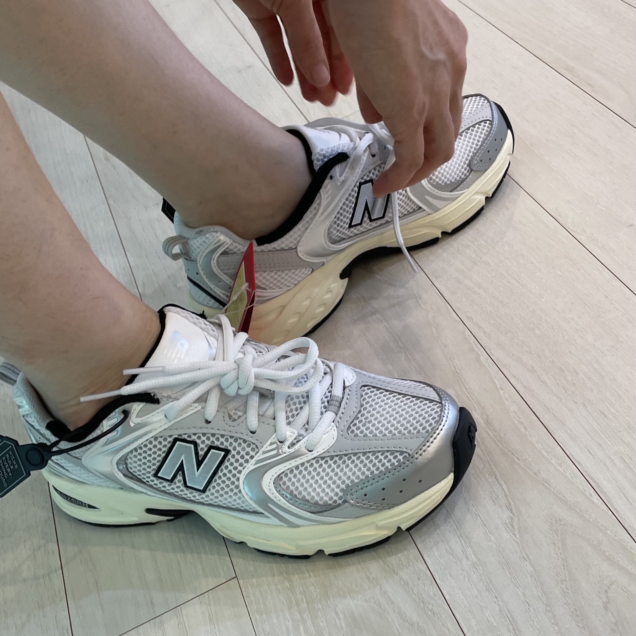 New Balance 530 Silver Cream 착용 스타일