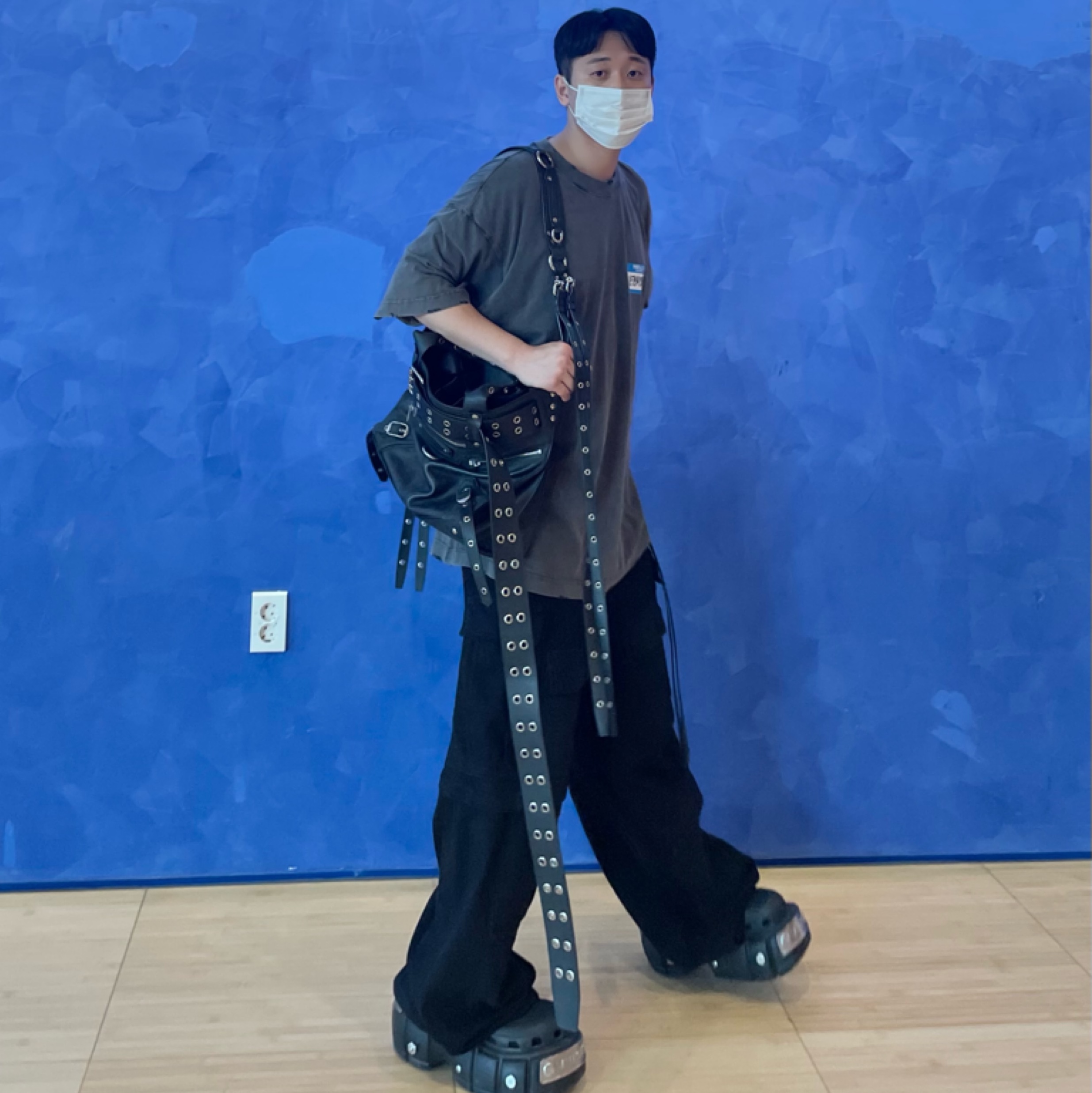 Balenciaga x Crocs Hardcrocs Slide Black 착용 스타일 - 1