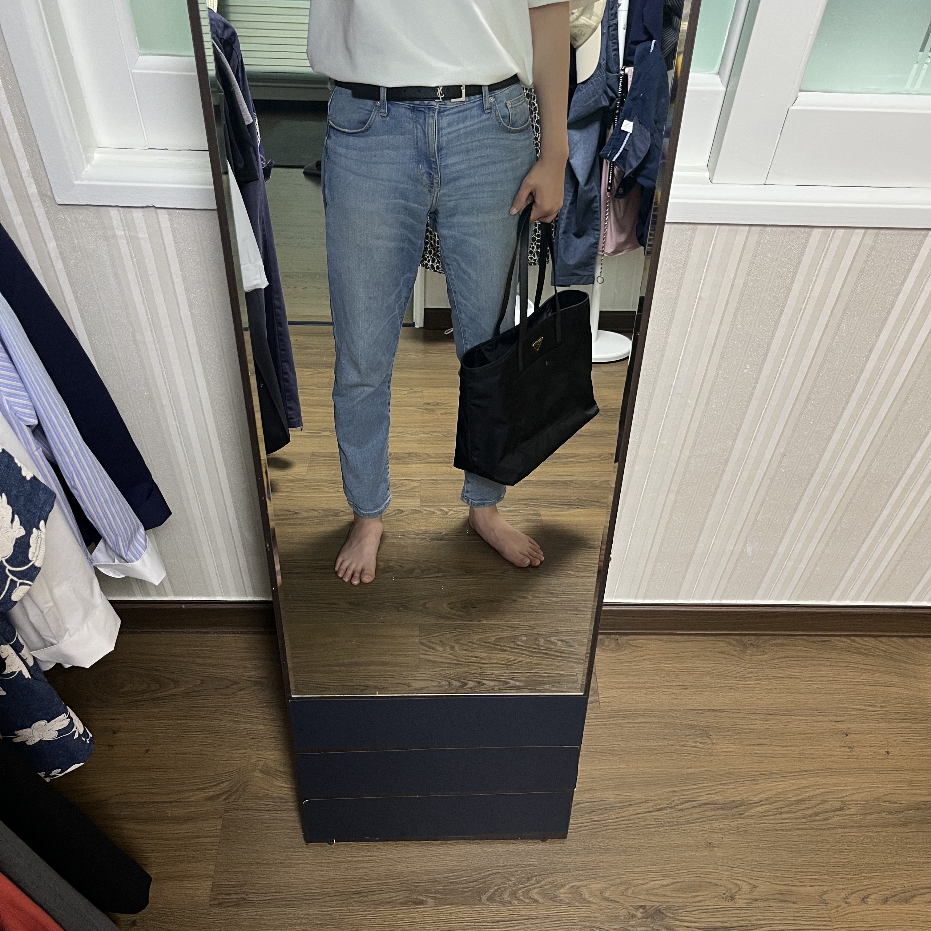 Prada Re-Nylon Tote Bag Black 착용 스타일
