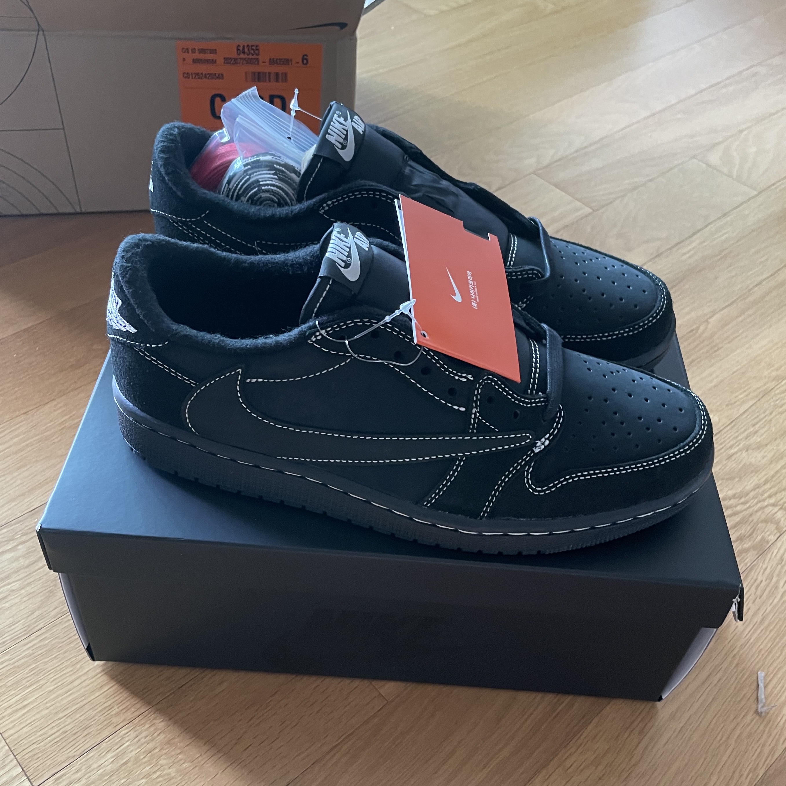 Jordan 1 x Travis Scott Retro Low OG SP Black Phantom 착용 스타일