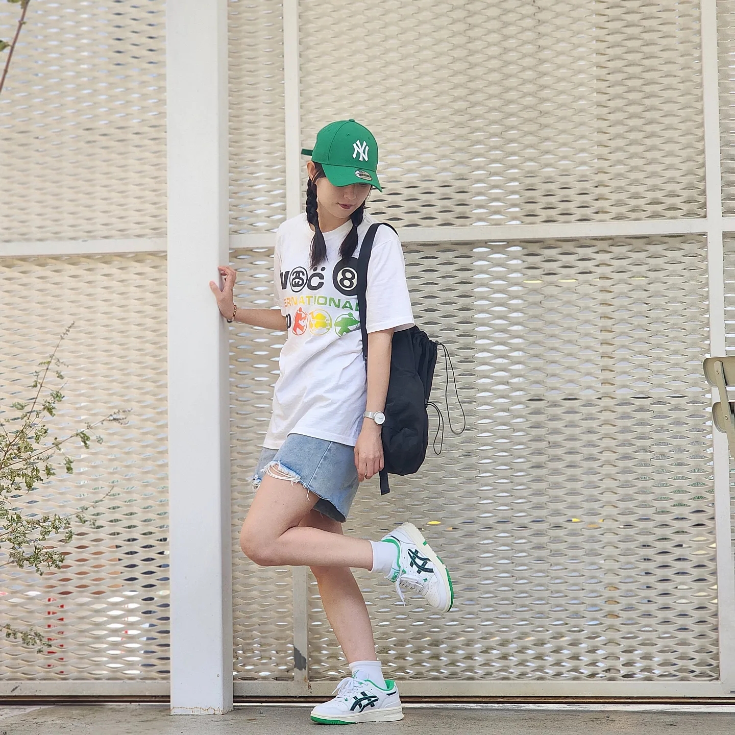 Asics EX89 White French Blue, Stussy x Cactus Plant Flea Market International T-Shirt White 착용 스타일 - 3