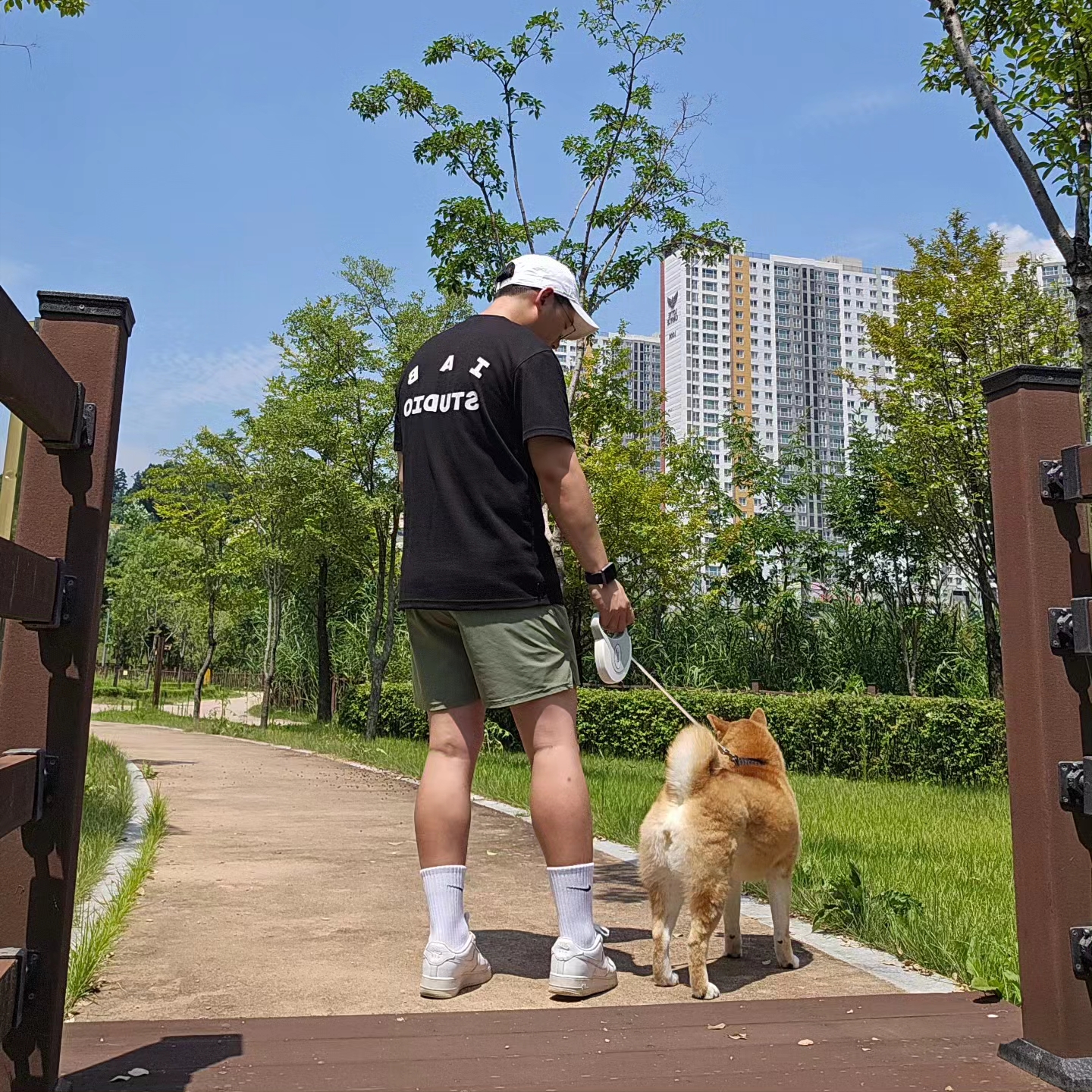 IAB Studio 10th Anniversary T-Shirt Black, Nike Air Force 1 '07 Low White 착용 스타일 - 2