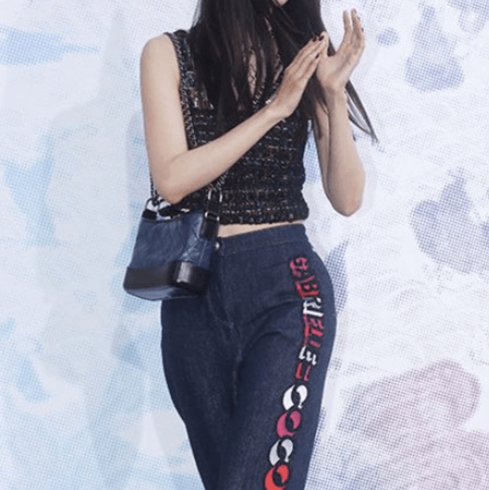 Chanel Gabrielle Small Hobo Bag Aged Calfskin & Gold Black 착용 스타일 - 2