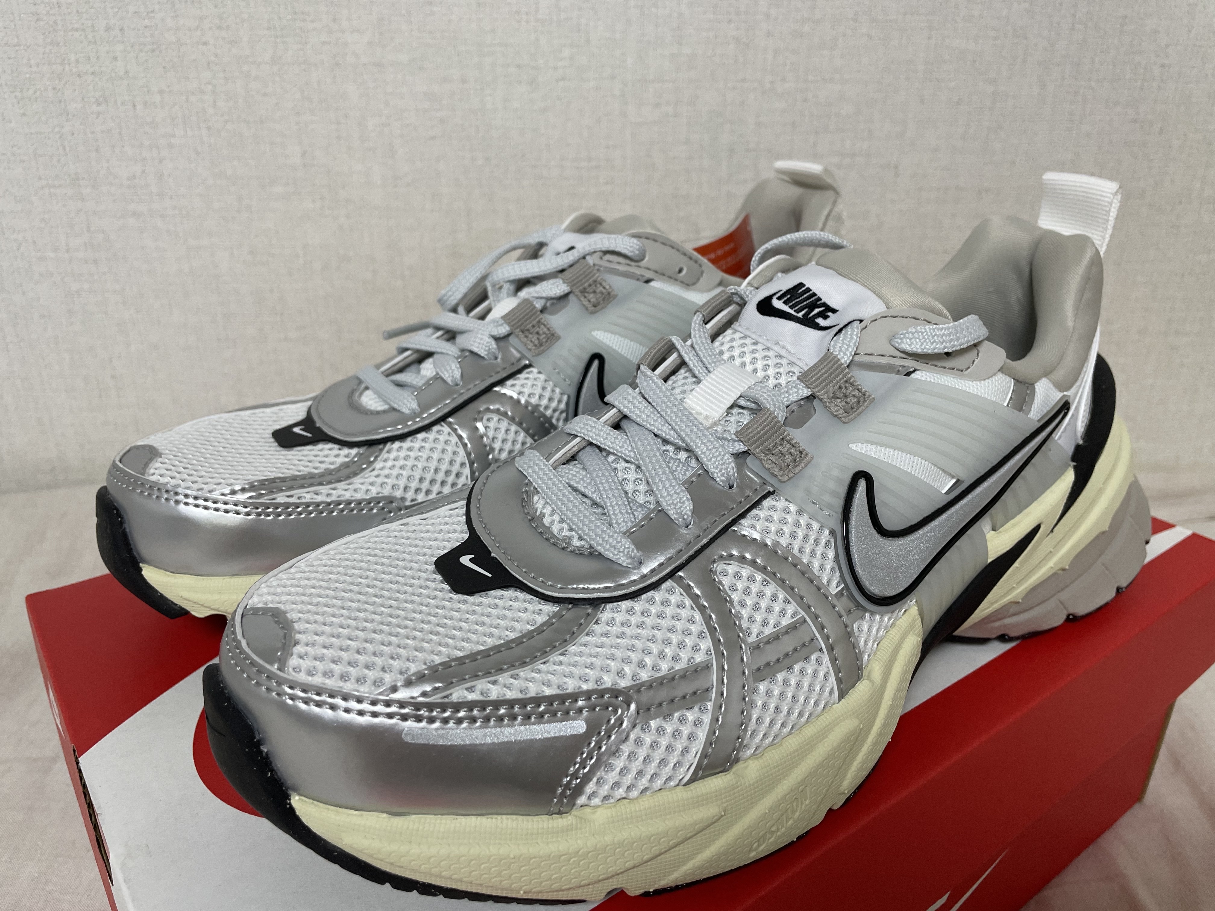 Nike V2K Run Summit White Metallic Silver 착용 스타일