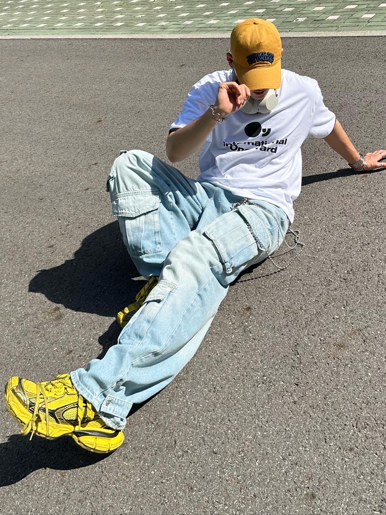 Balenciaga 3XL Sneakers Yellow Black 착용 스타일 - 1