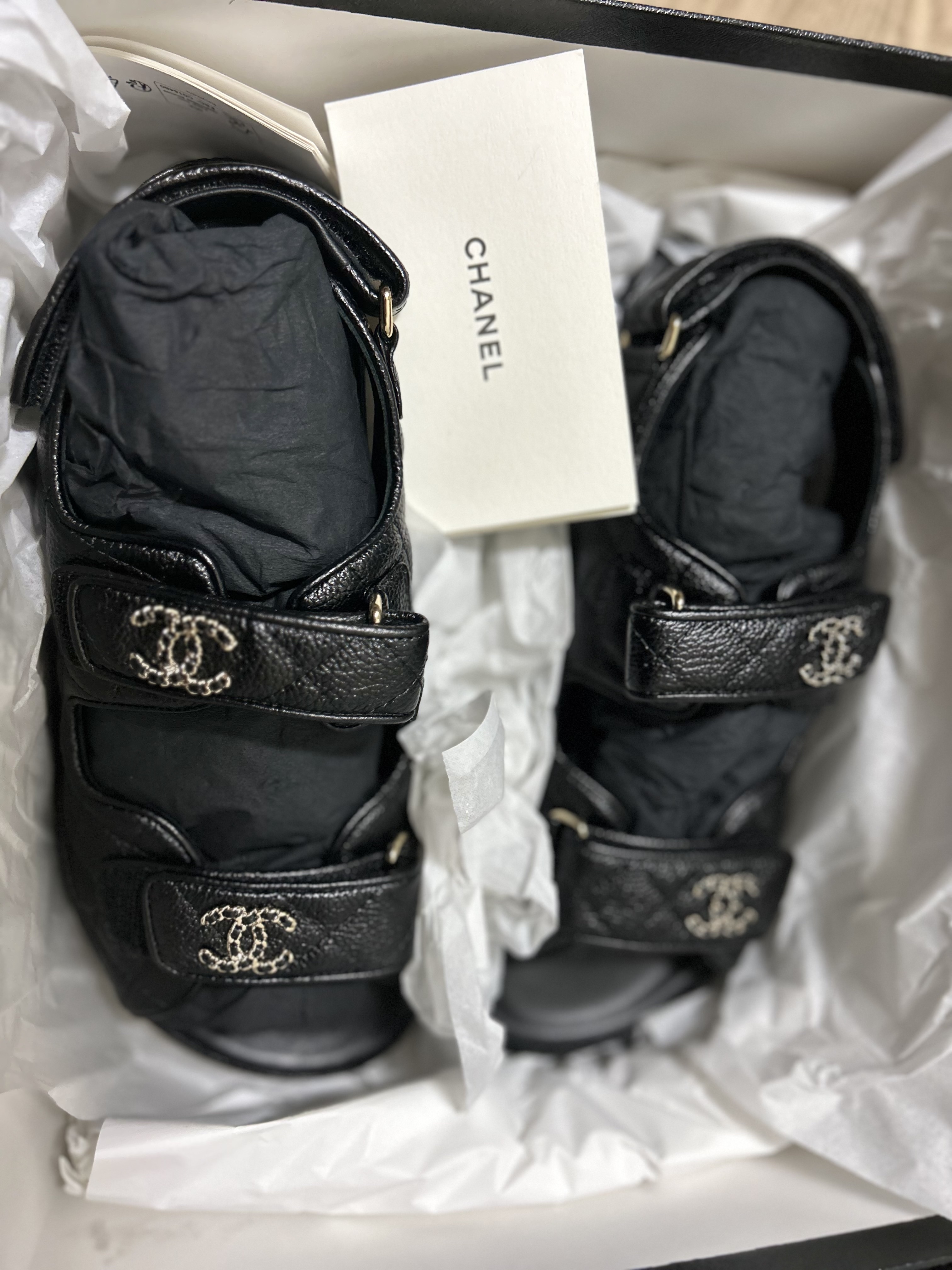 (W) Chanel Sandals Grained Calfskin & Black 착용 스타일 - 3