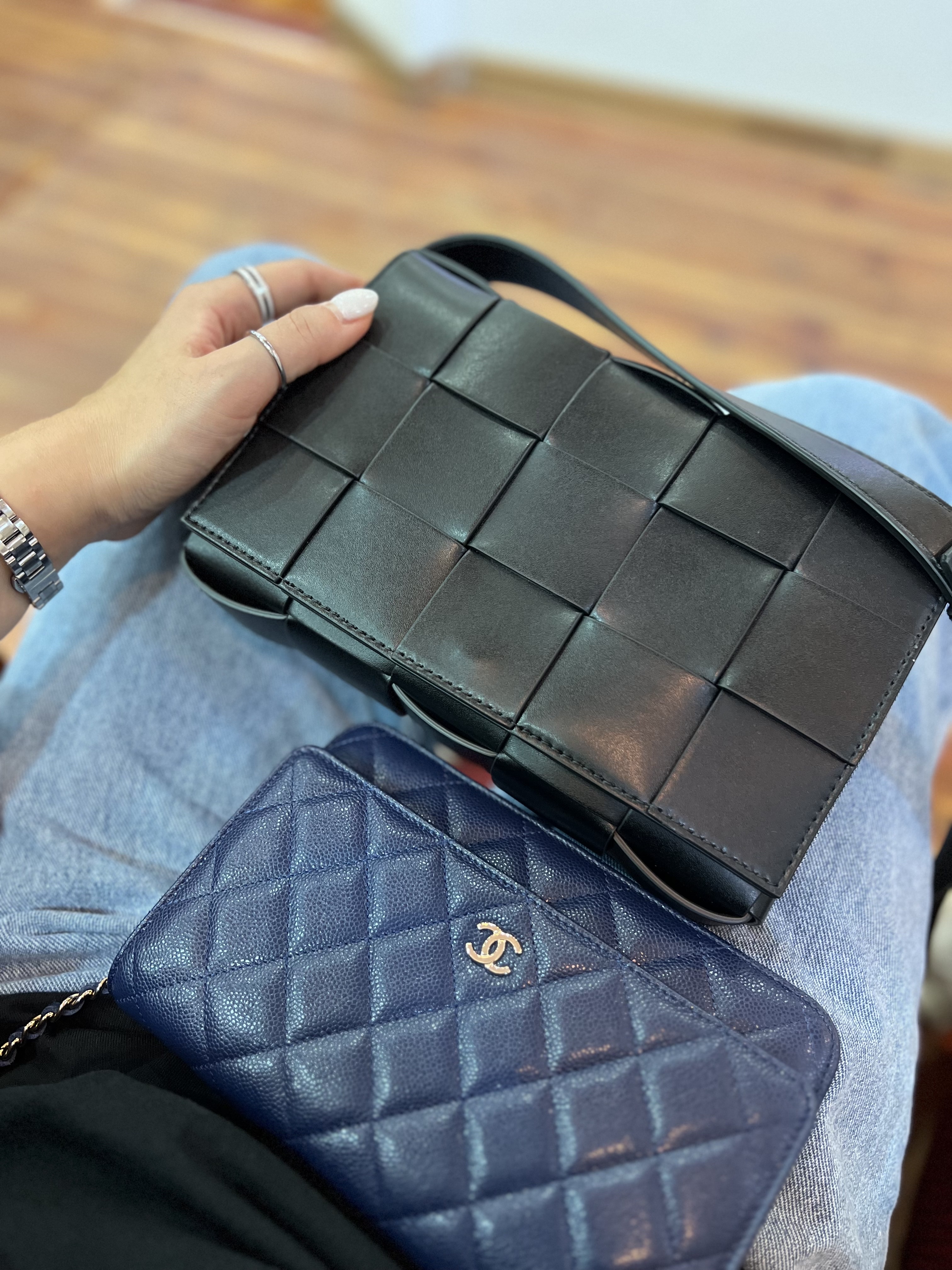 Chanel Classic Wallet On Chain Grained Calfskin & Gold Navy Blue, Bottega Veneta Urban Leather Crossbody Cassette Black Silver 착용 스타일