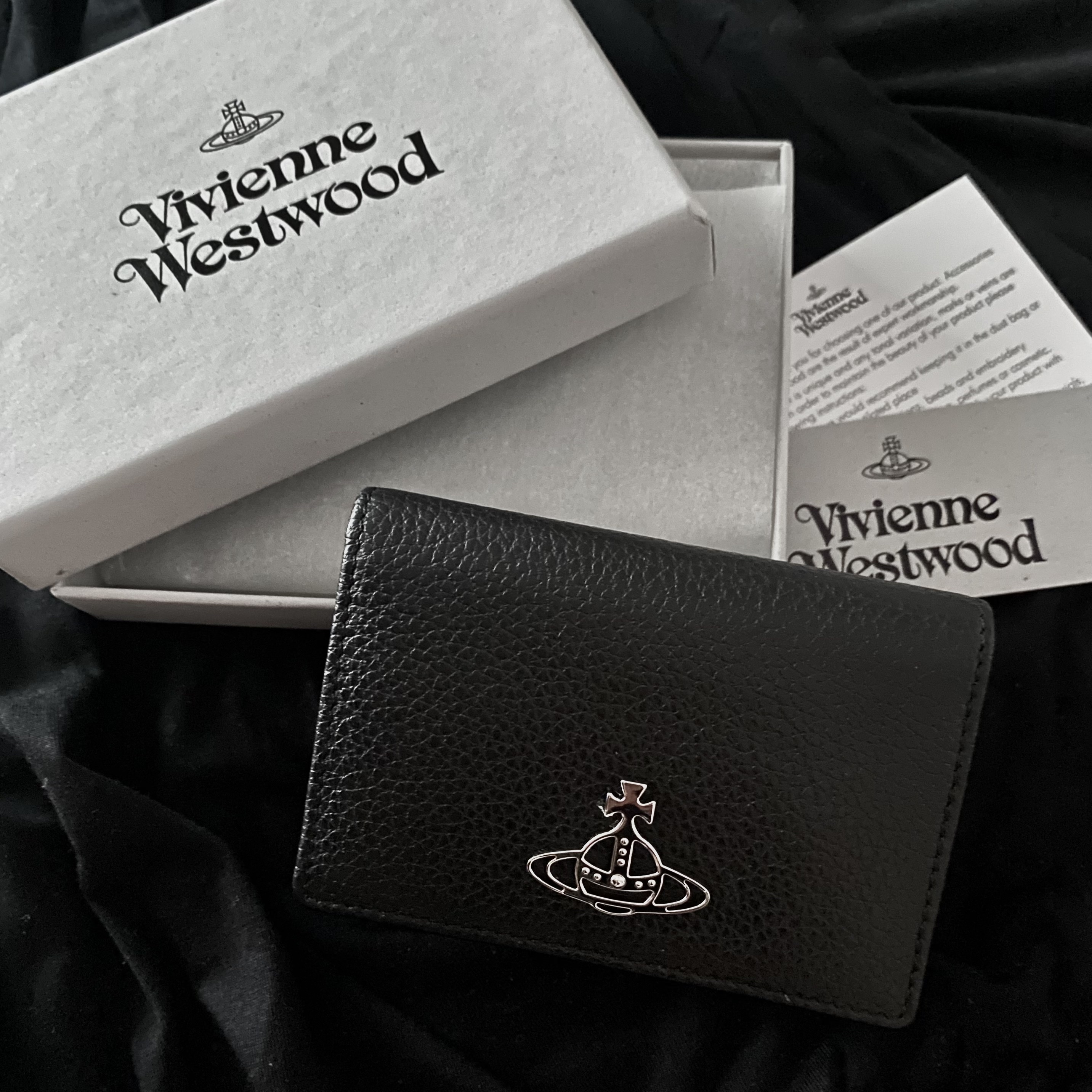 Vivienne Westwood Grain Leather Card Holder Black 착용 스타일