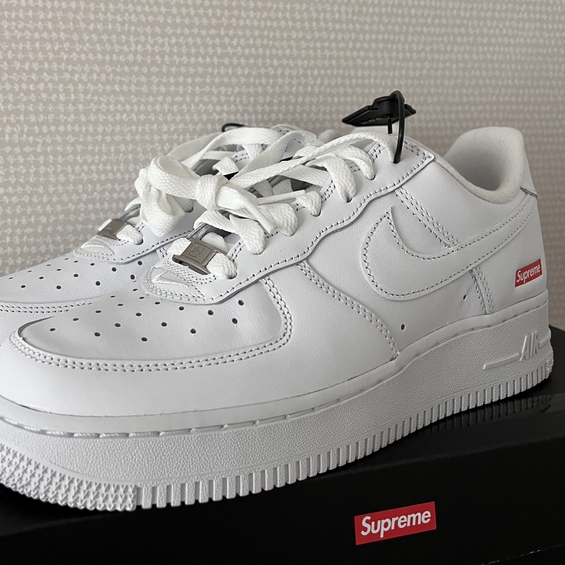 Nike x Supreme Air Force 1 Low White 착용 스타일 - 2
