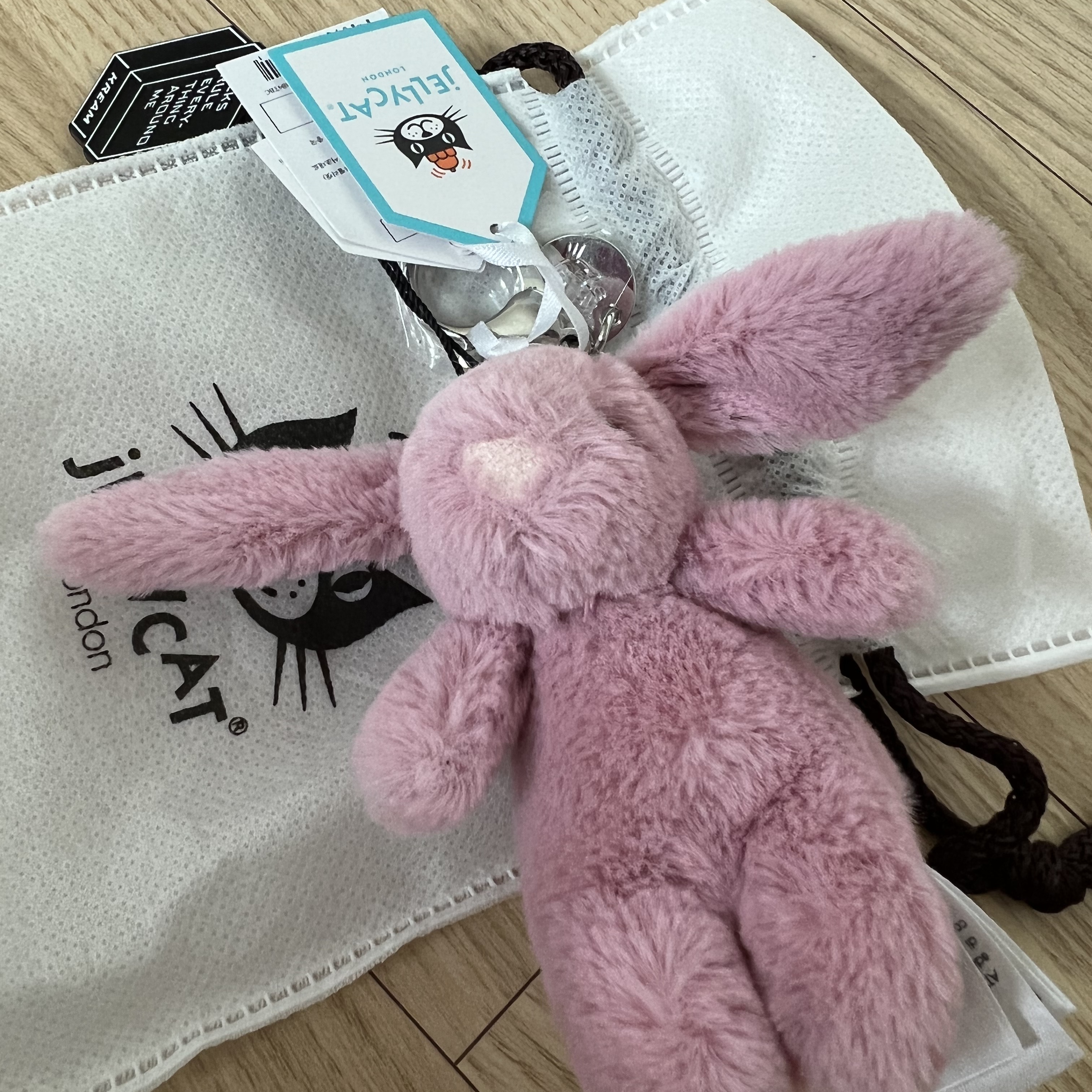 Jellycat Bashful Bunny Bag Charm Tulip 착용 스타일