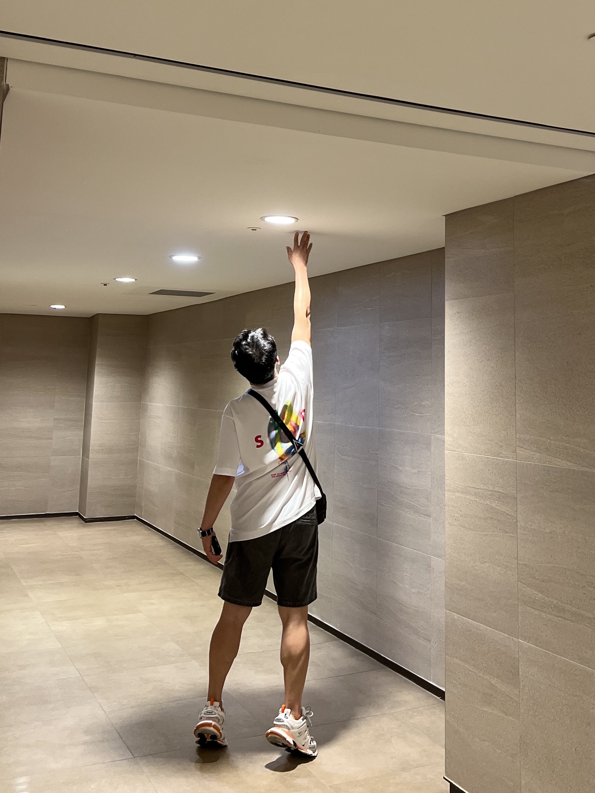 Bottega Veneta Urban Leather Crossbody Cassette Black Silver, Solid Homme Butterfly Graphic T-Shirt White - 23SS 착용 스타일 - 2