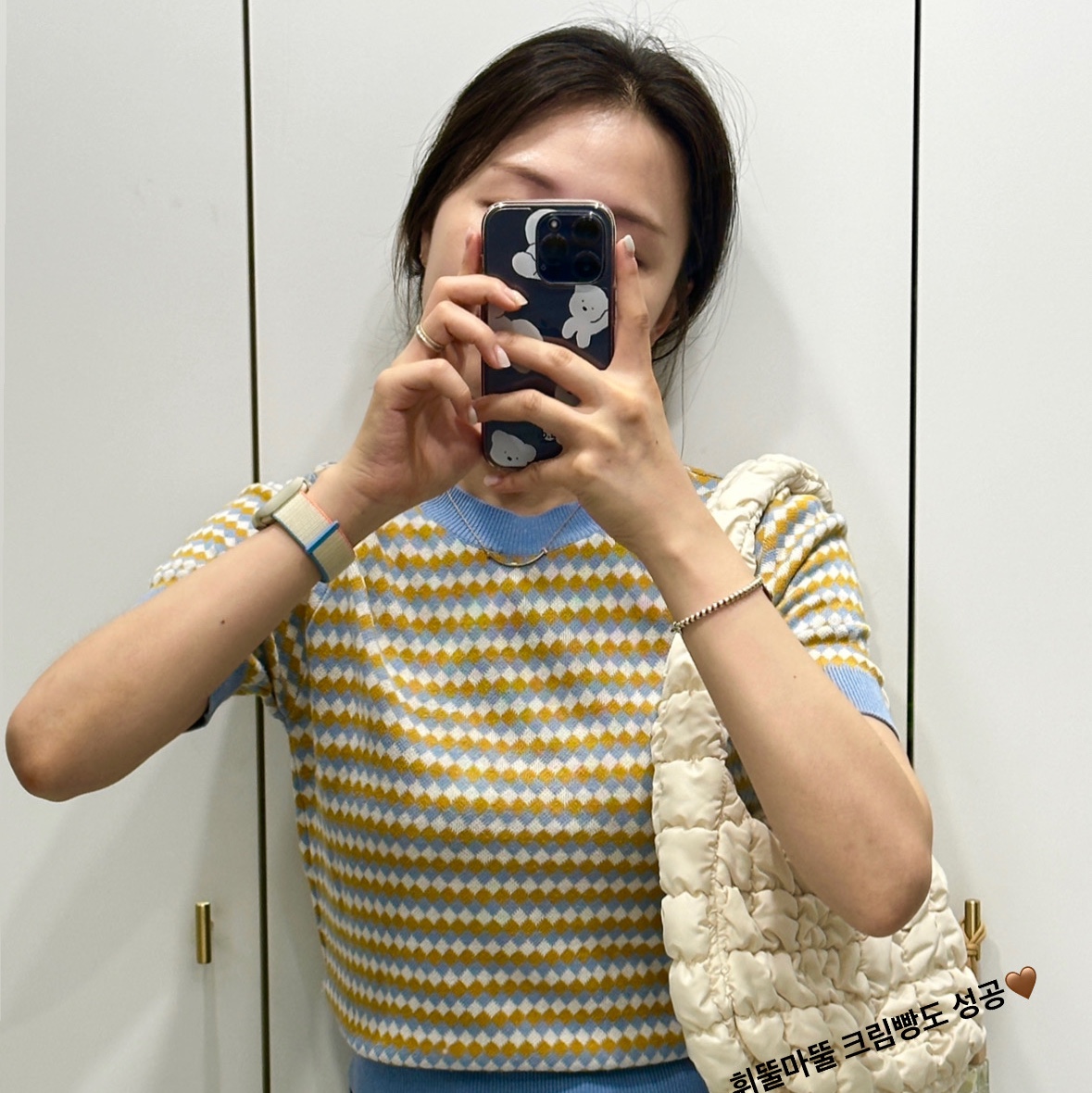 COS Quilted Mini Bag Cream 착용 스타일