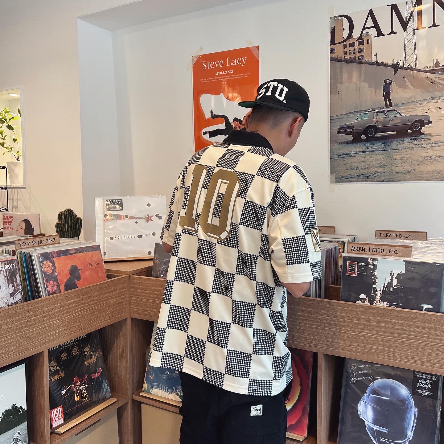Stussy Stu Arch Strapback Cap Black, Stussy 8 Ball Keychain Black 착용 스타일 - 4