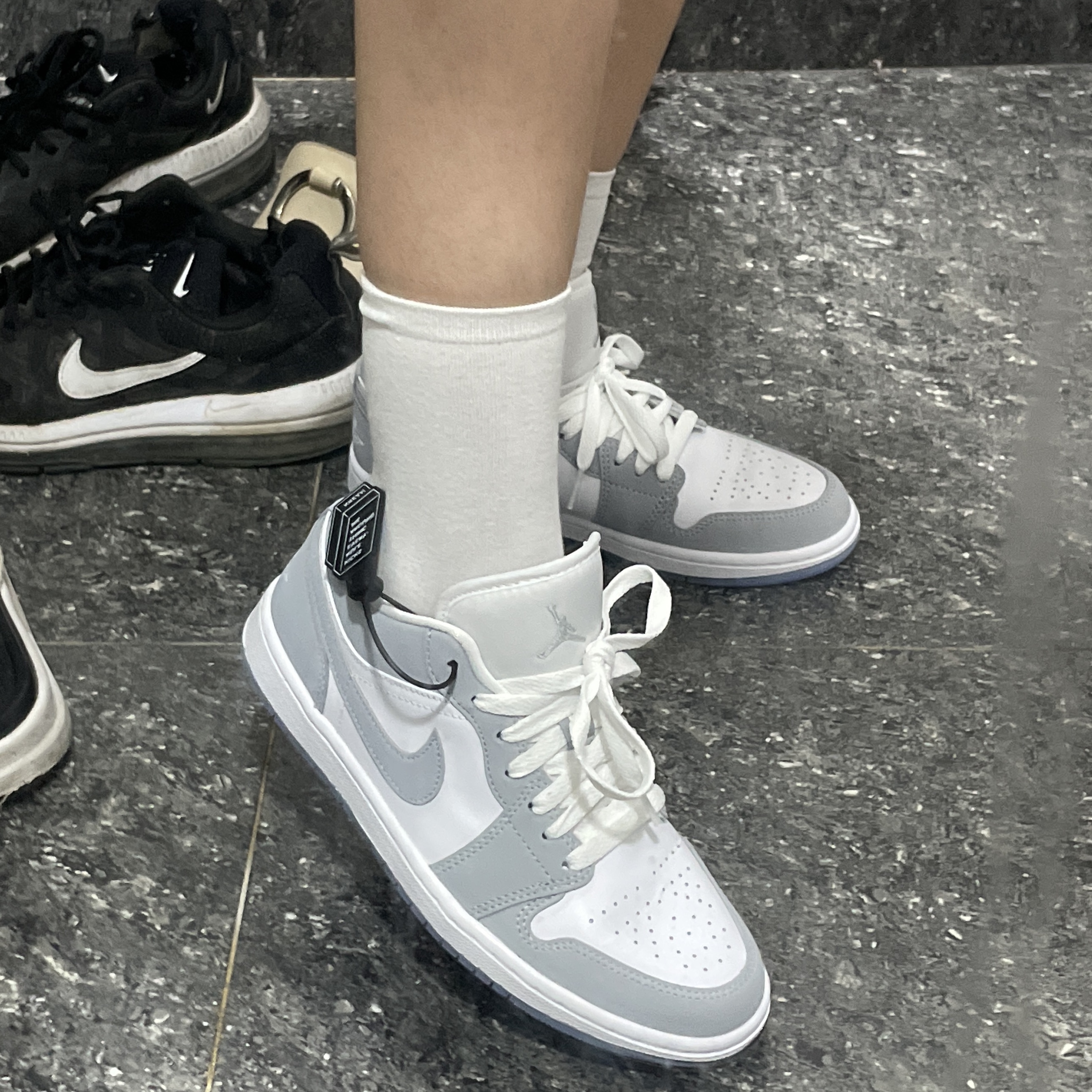 (W) Jordan 1 Low White Wolf Grey 착용 스타일 - 2