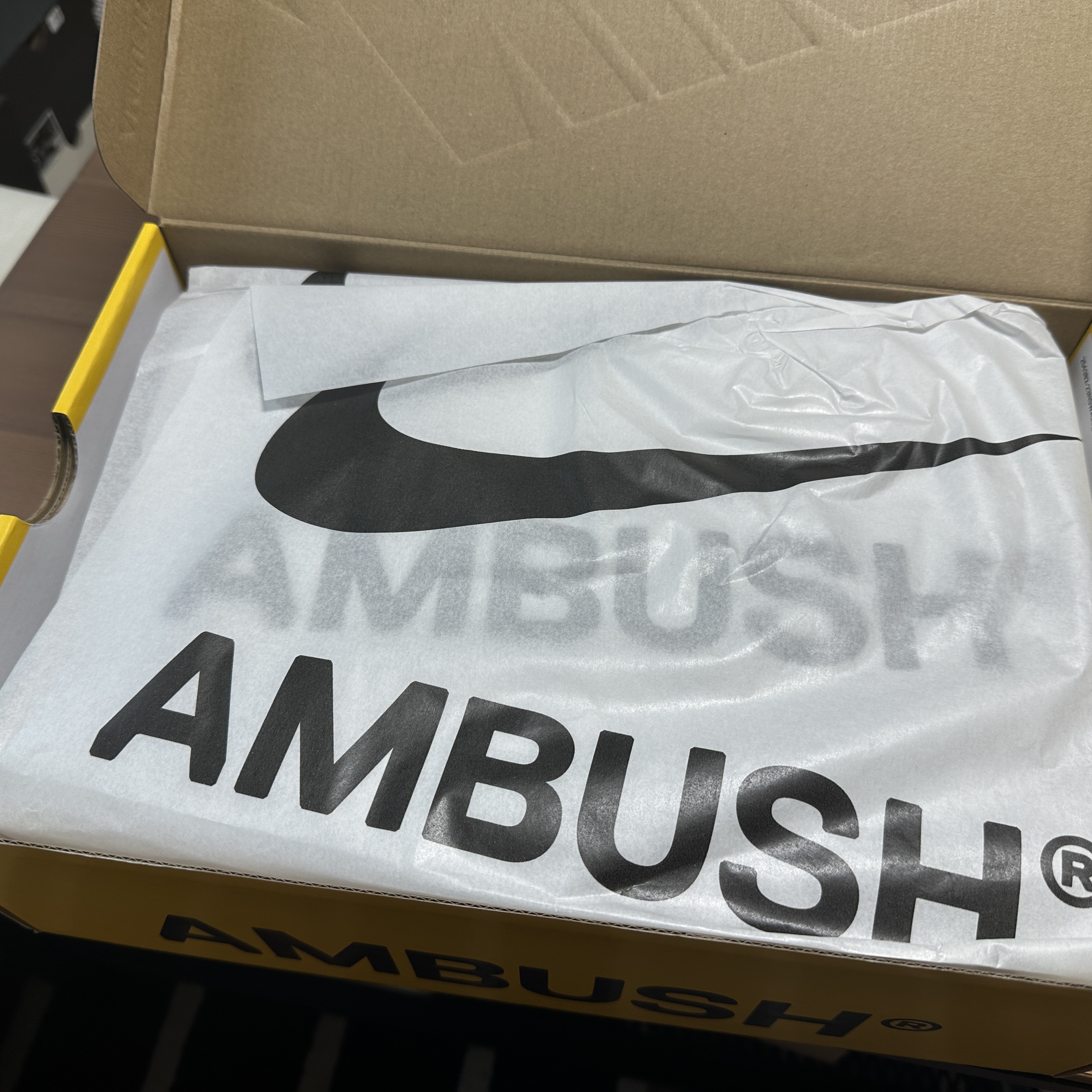 Nike x Ambush Air More Uptempo Low Vivid Sulfur and Limestone 착용 스타일 - 5