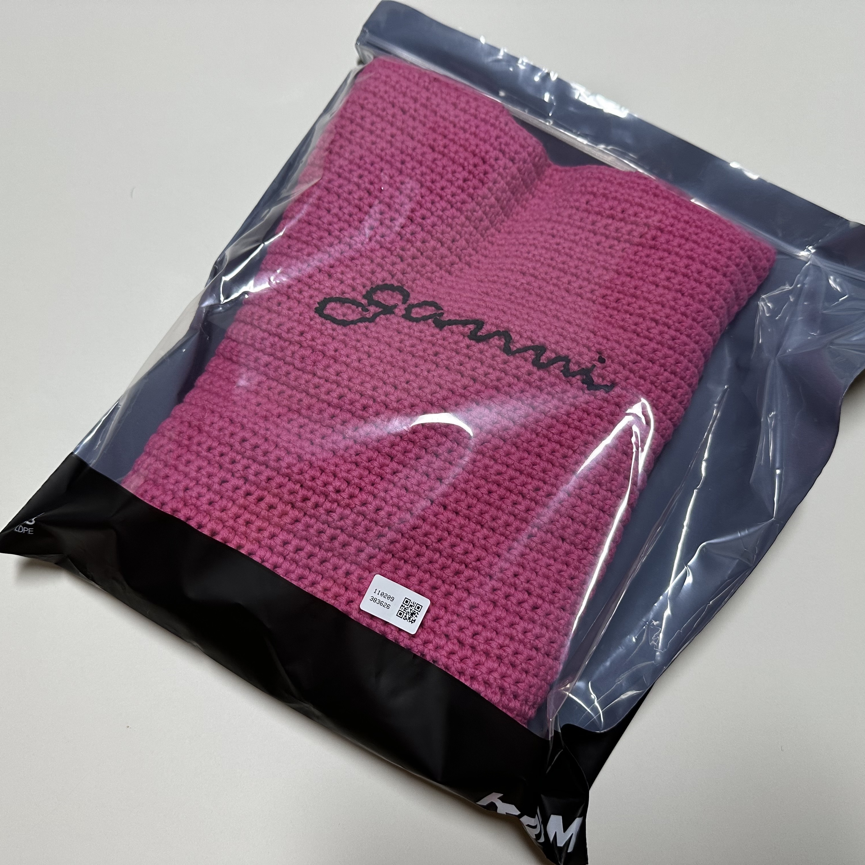 Ganni Crochet Frill Tote Solid Bag Shocking Pink 착용 스타일