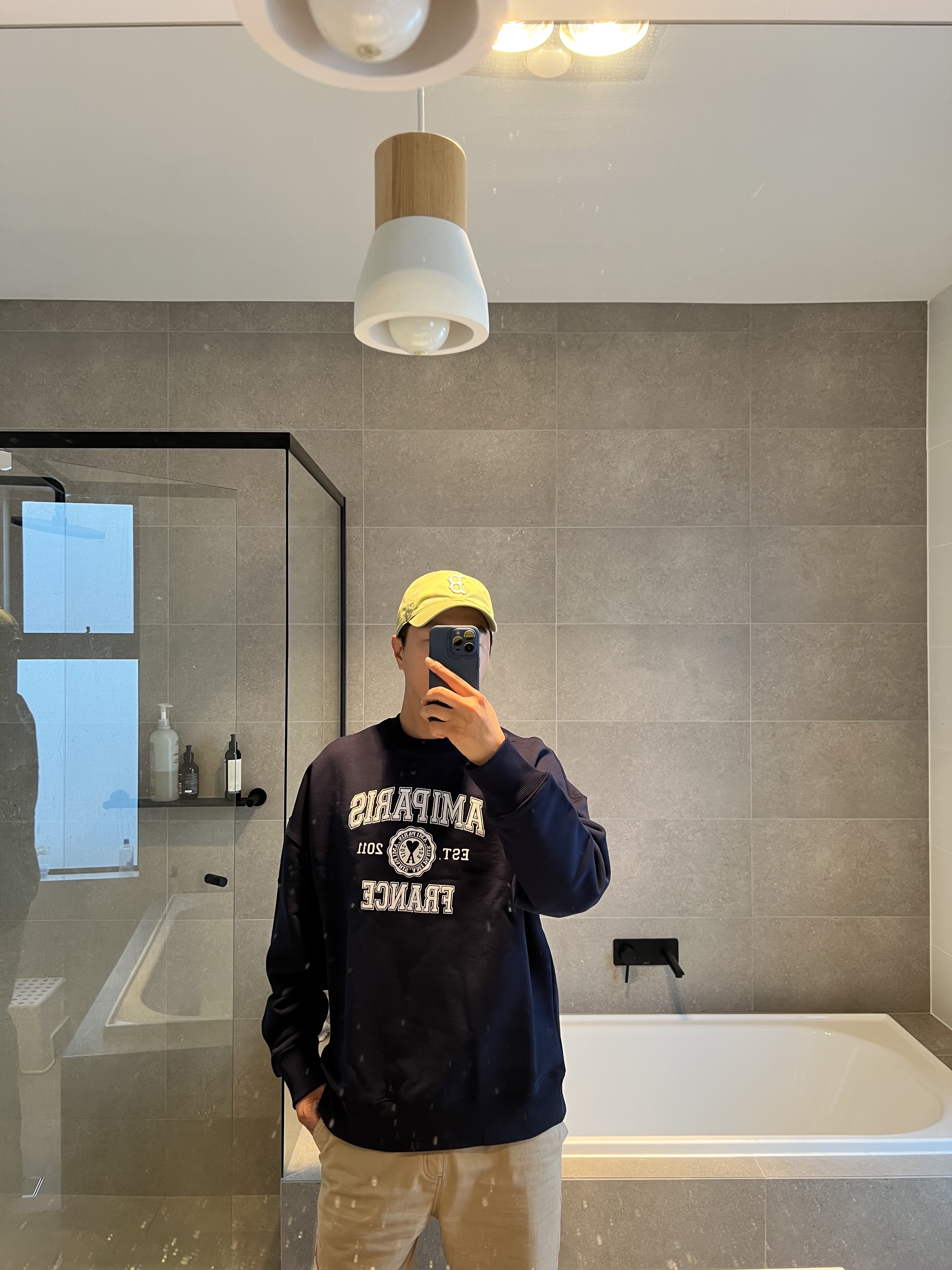 Ami Paris France Crewneck Sweatshirt Nautic Blue, Jordan x Travis Scott Canvas Pants - Asia 착용 스타일 - 1